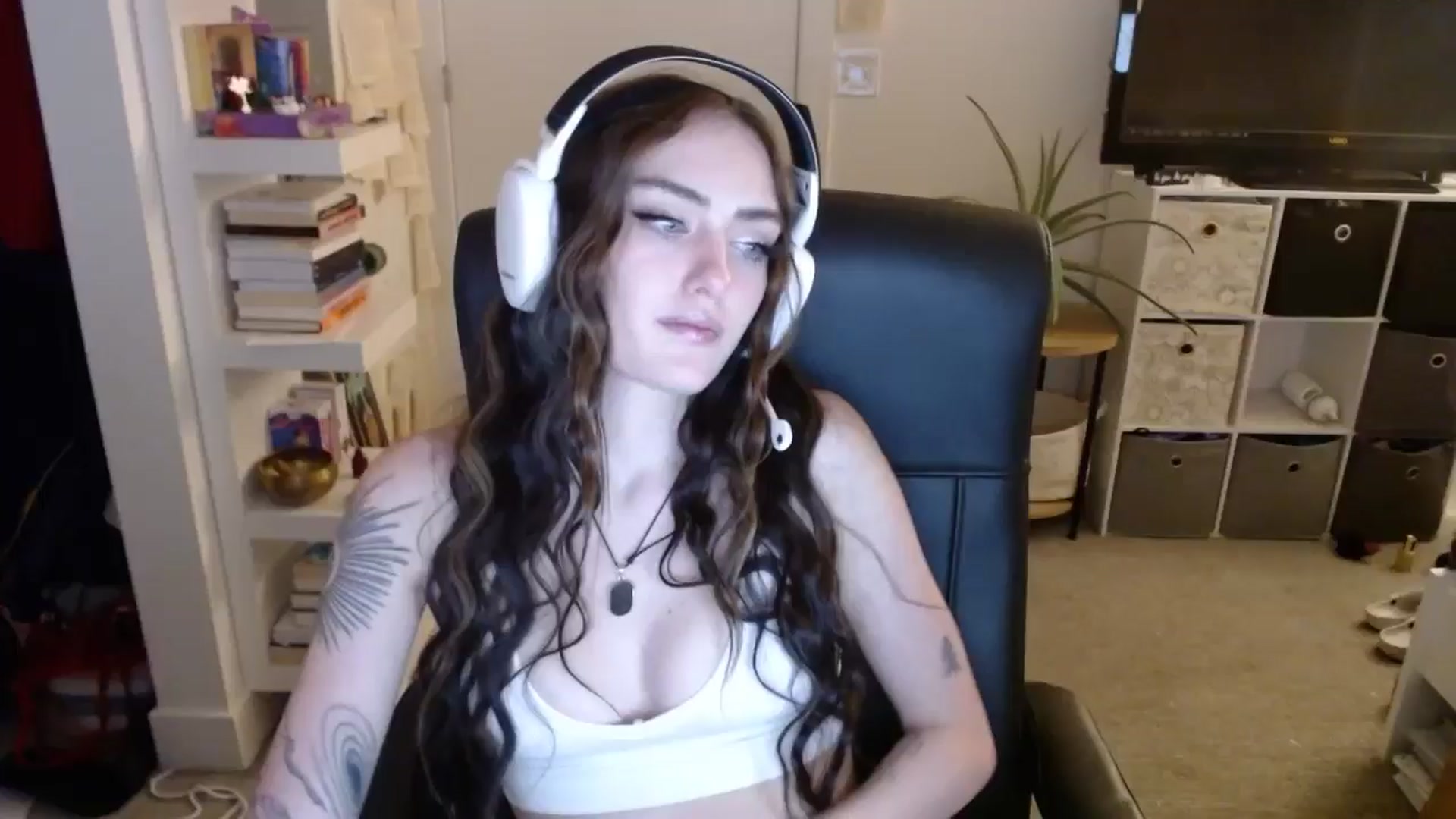 Gallery image thumbnail from loveboo4u's myfreecams stream on, 06/19/2024, 06:22 image 1 of 20