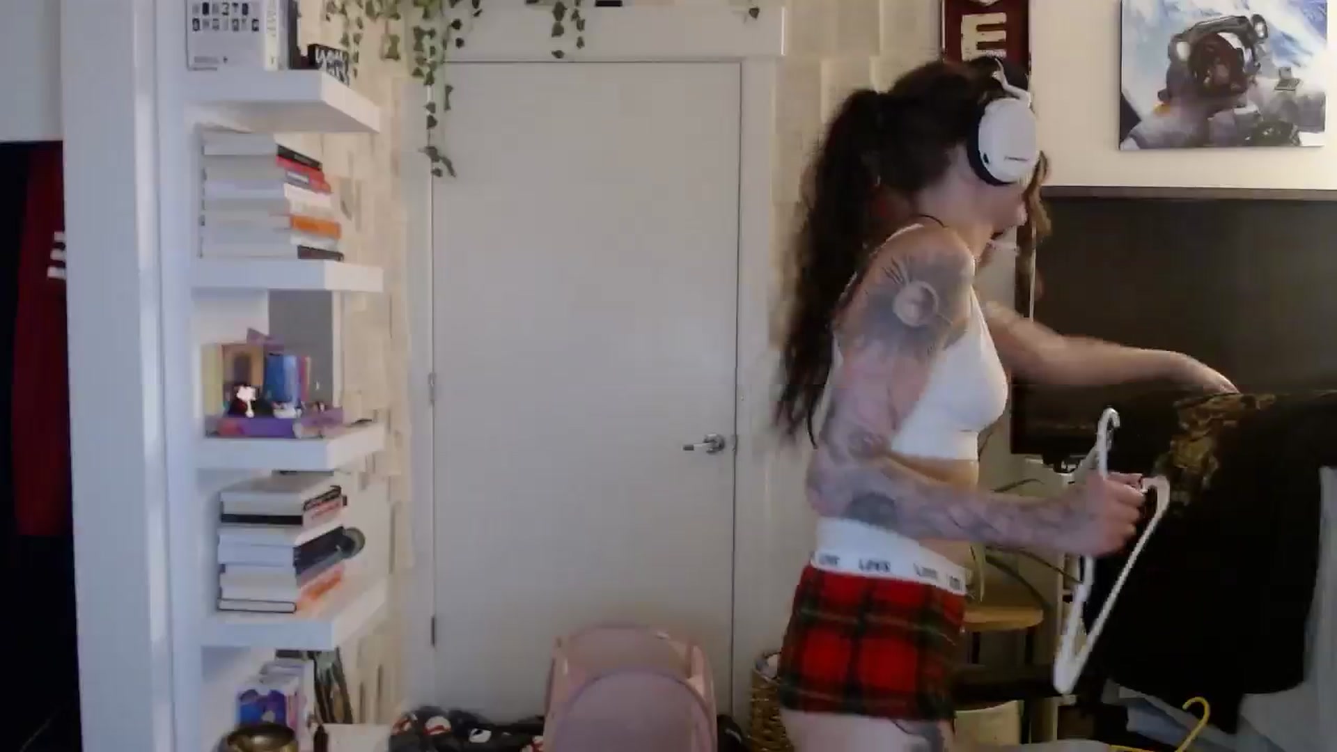 Gallery image thumbnail from loveboo4u's myfreecams stream on, 06/19/2024, 06:22 image 11 of 20