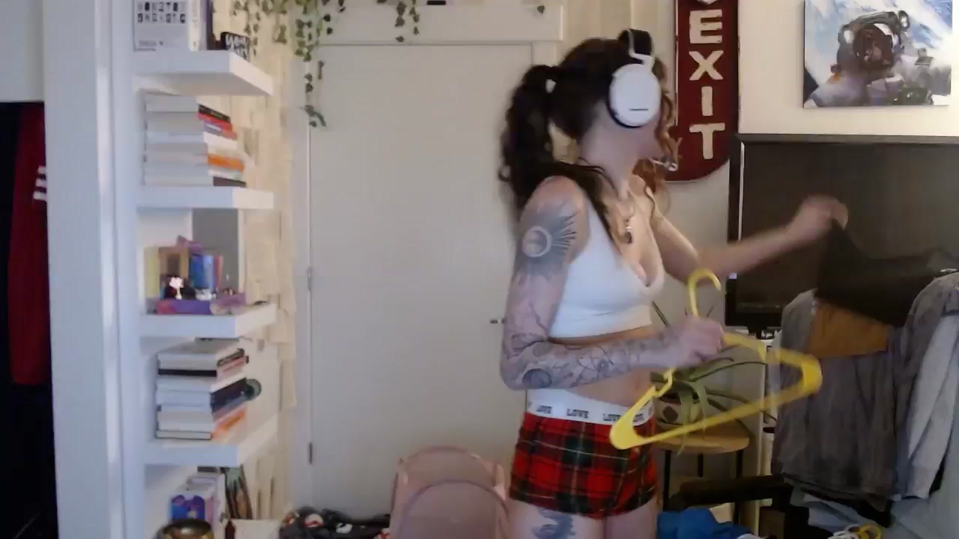 Gallery image thumbnail from loveboo4u's myfreecams stream on, 06/19/2024, 06:22 image 10 of 20