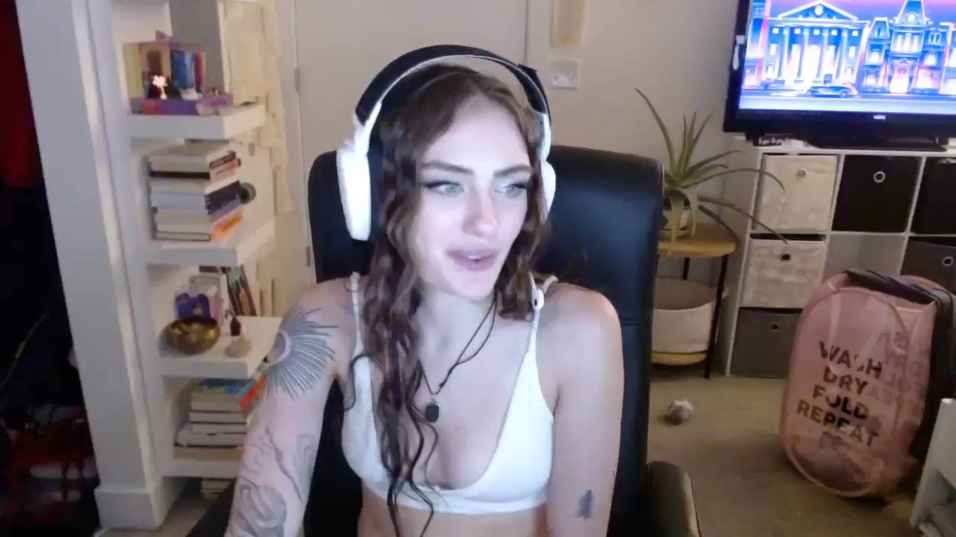 Gallery image thumbnail from loveboo4u's myfreecams stream on, 06/19/2024, 07:38 image 12 of 20