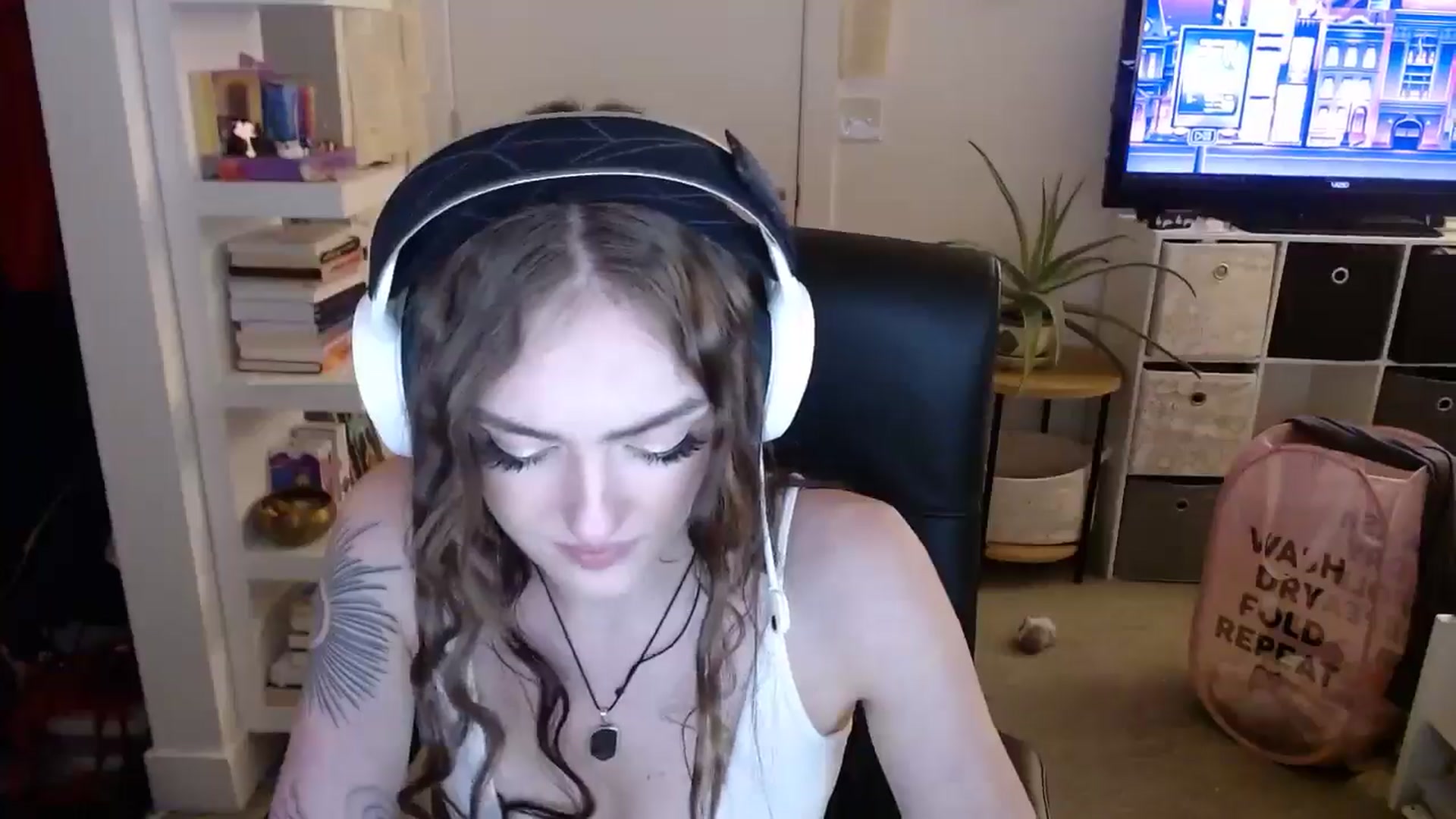 Gallery image thumbnail from loveboo4u's myfreecams stream on, 06/19/2024, 07:38 image 19 of 20