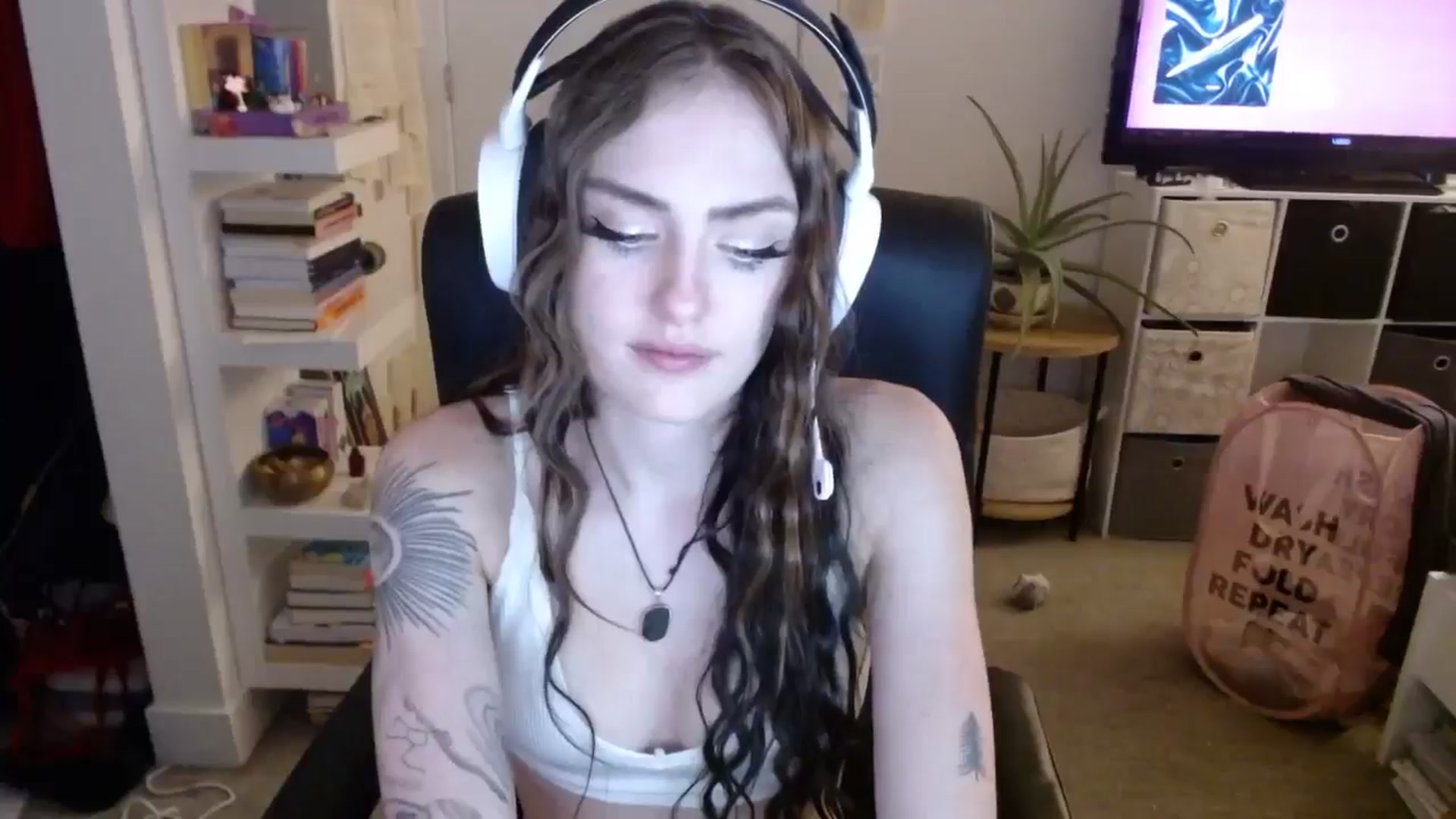 Gallery image thumbnail from loveboo4u's myfreecams stream on, 06/19/2024, 07:38 image 2 of 20