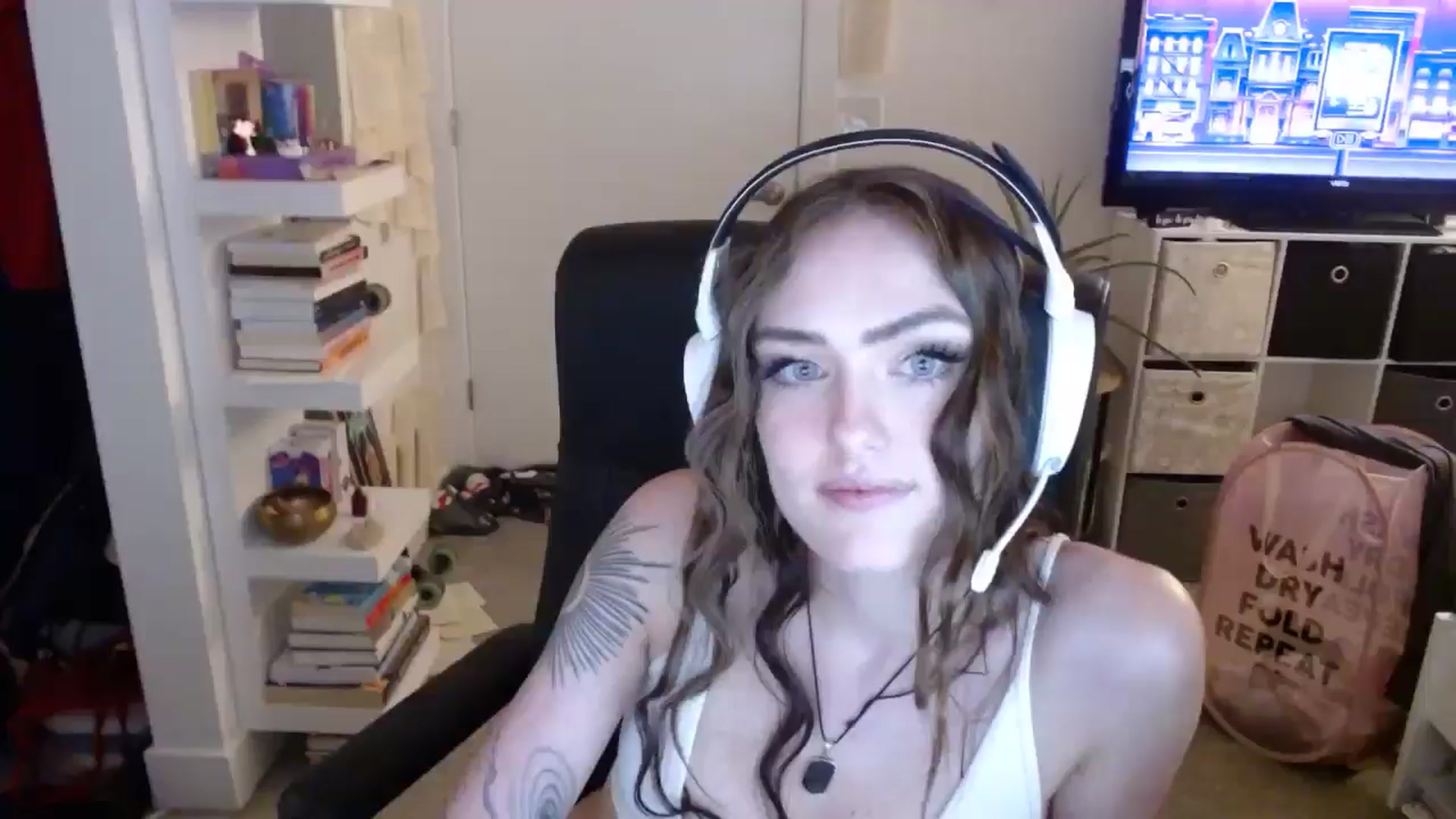 Gallery image thumbnail from loveboo4u's myfreecams stream on, 06/19/2024, 07:38 image 16 of 20