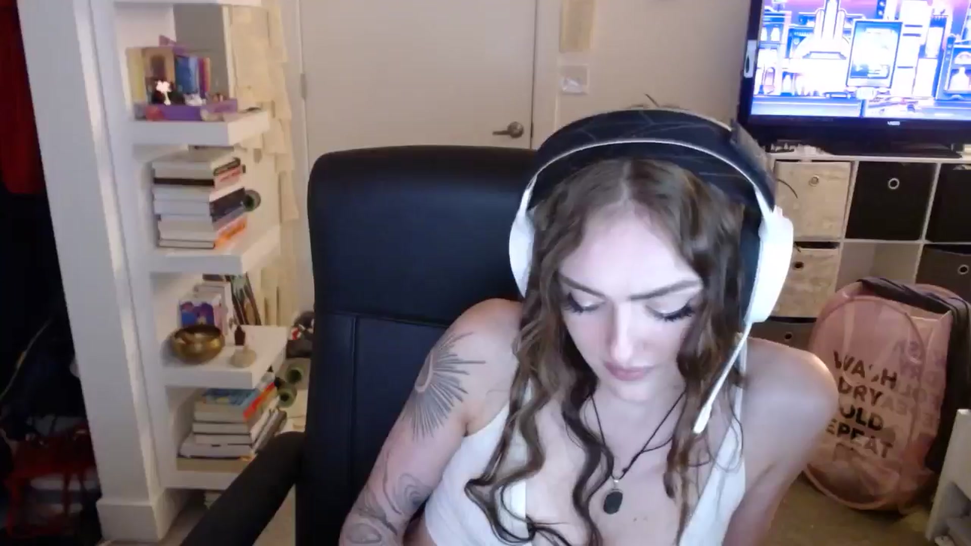 Gallery image thumbnail from loveboo4u's myfreecams stream on, 06/19/2024, 07:38 image 17 of 20