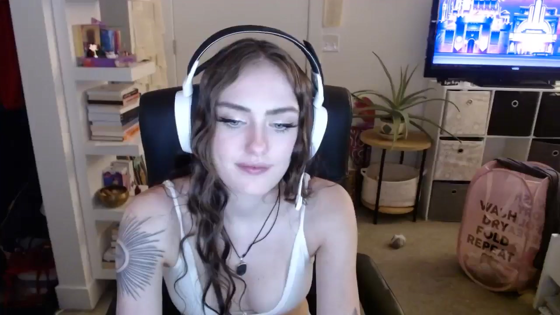Gallery image thumbnail from loveboo4u's myfreecams stream on, 06/19/2024, 07:38 image 11 of 20