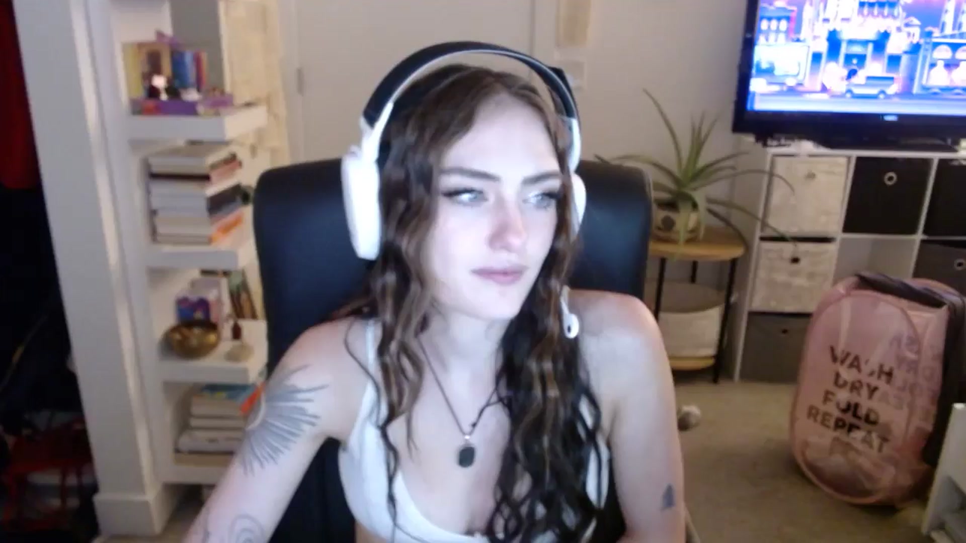 Gallery image thumbnail from loveboo4u's myfreecams stream on, 06/19/2024, 07:38 image 9 of 20