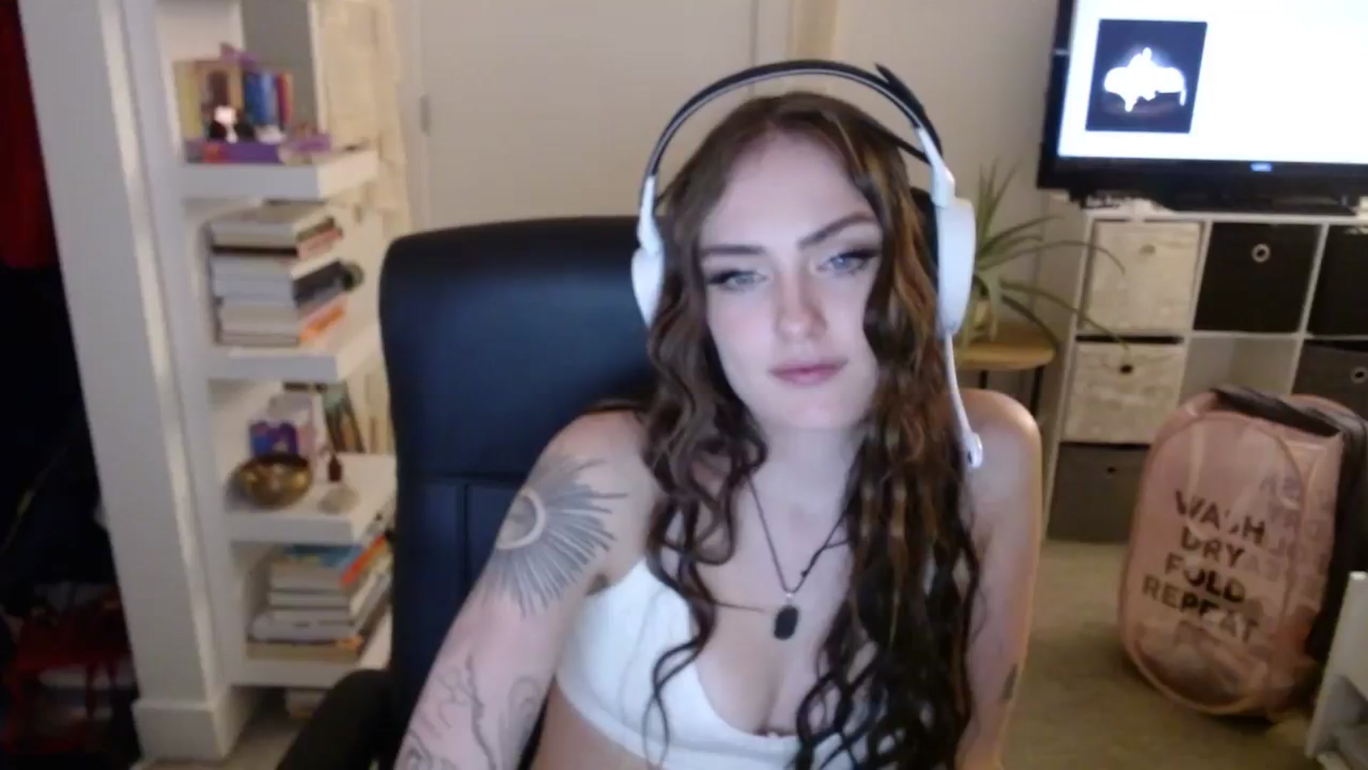 Gallery image thumbnail from loveboo4u's myfreecams stream on, 06/19/2024, 07:38 image 5 of 20