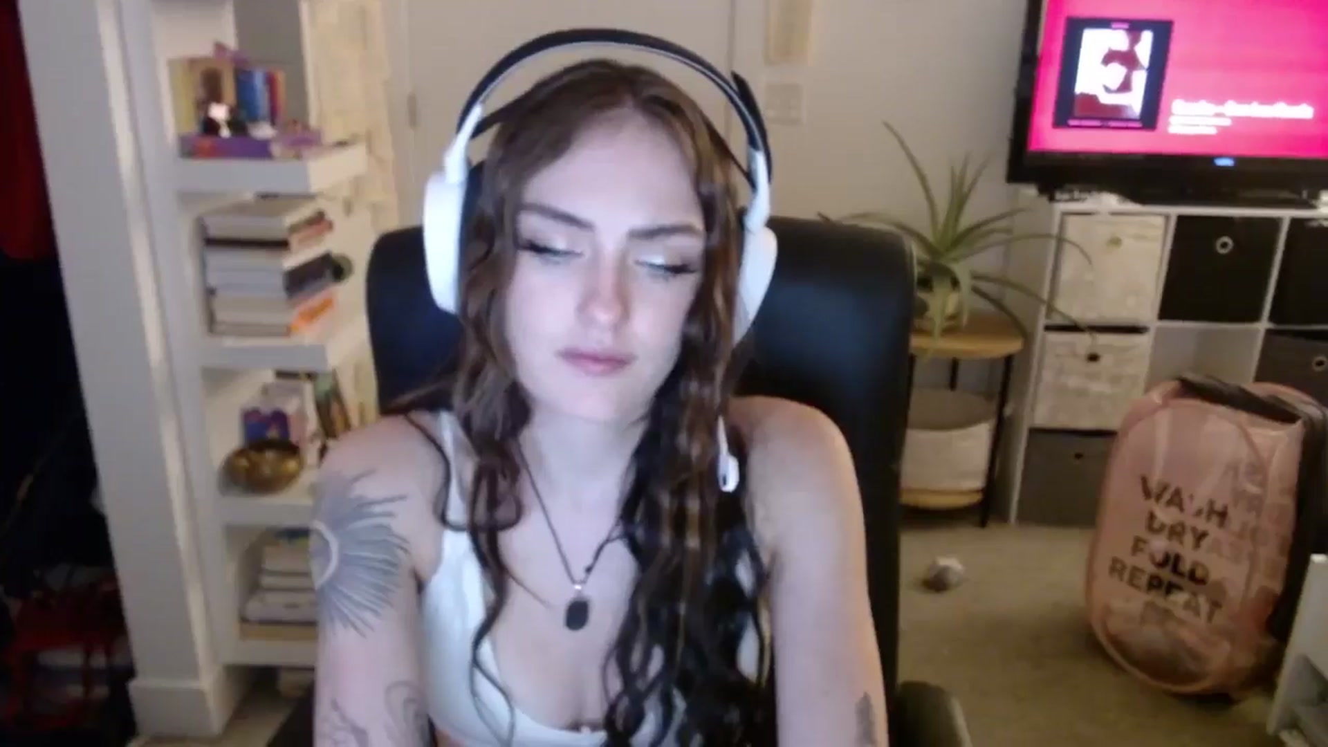 Gallery image thumbnail from loveboo4u's myfreecams stream on, 06/19/2024, 07:38 image 4 of 20