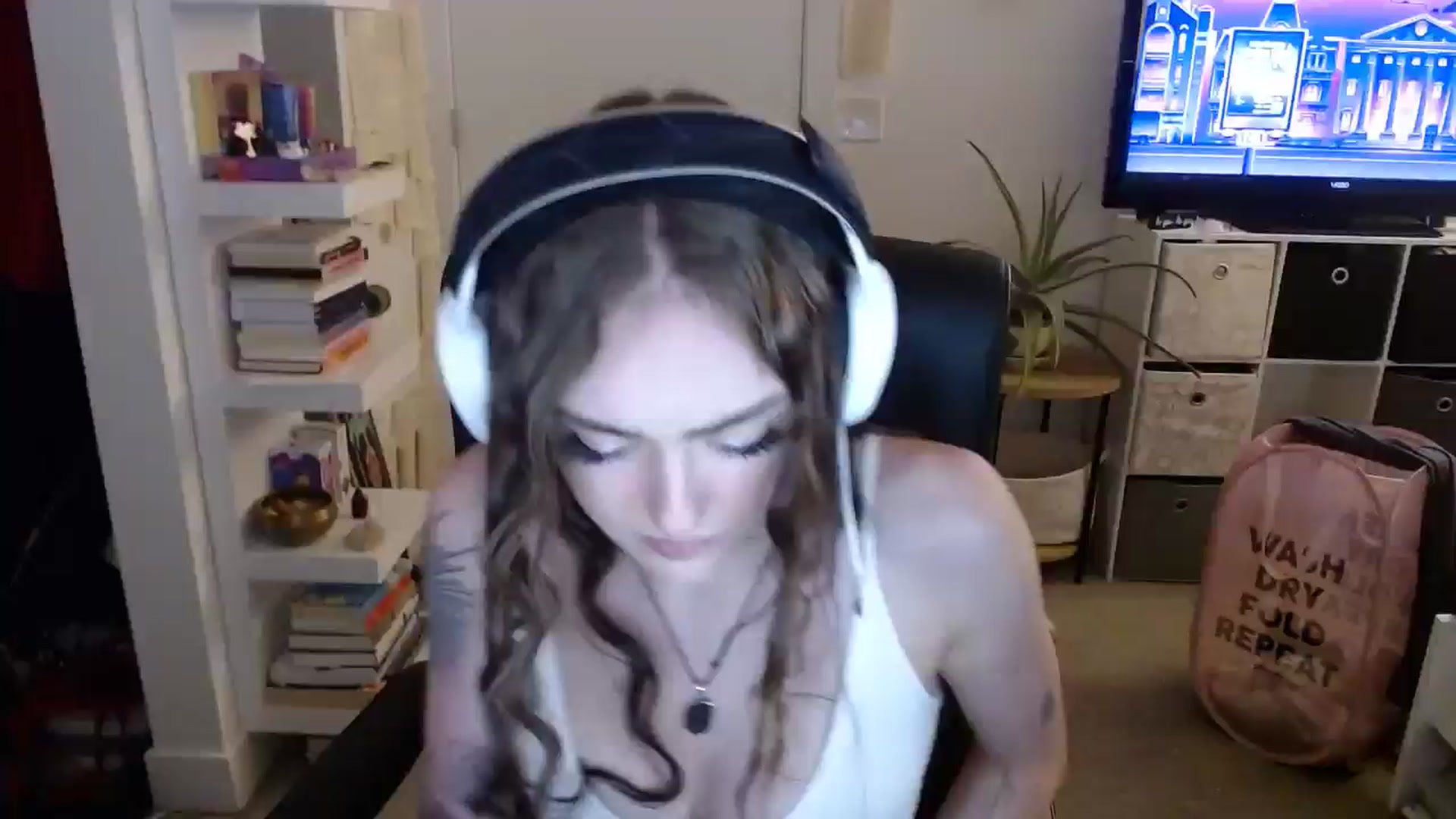 Gallery image thumbnail from loveboo4u's myfreecams stream on, 06/19/2024, 07:38 image 18 of 20