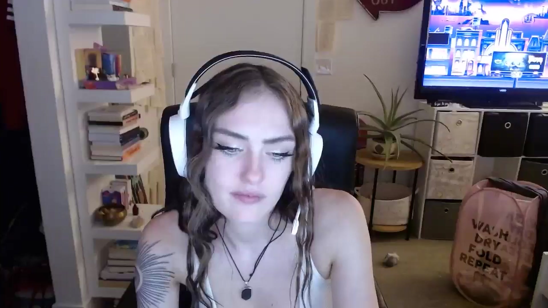 Gallery image thumbnail from loveboo4u's myfreecams stream on, 06/19/2024, 10:51 image 6 of 20