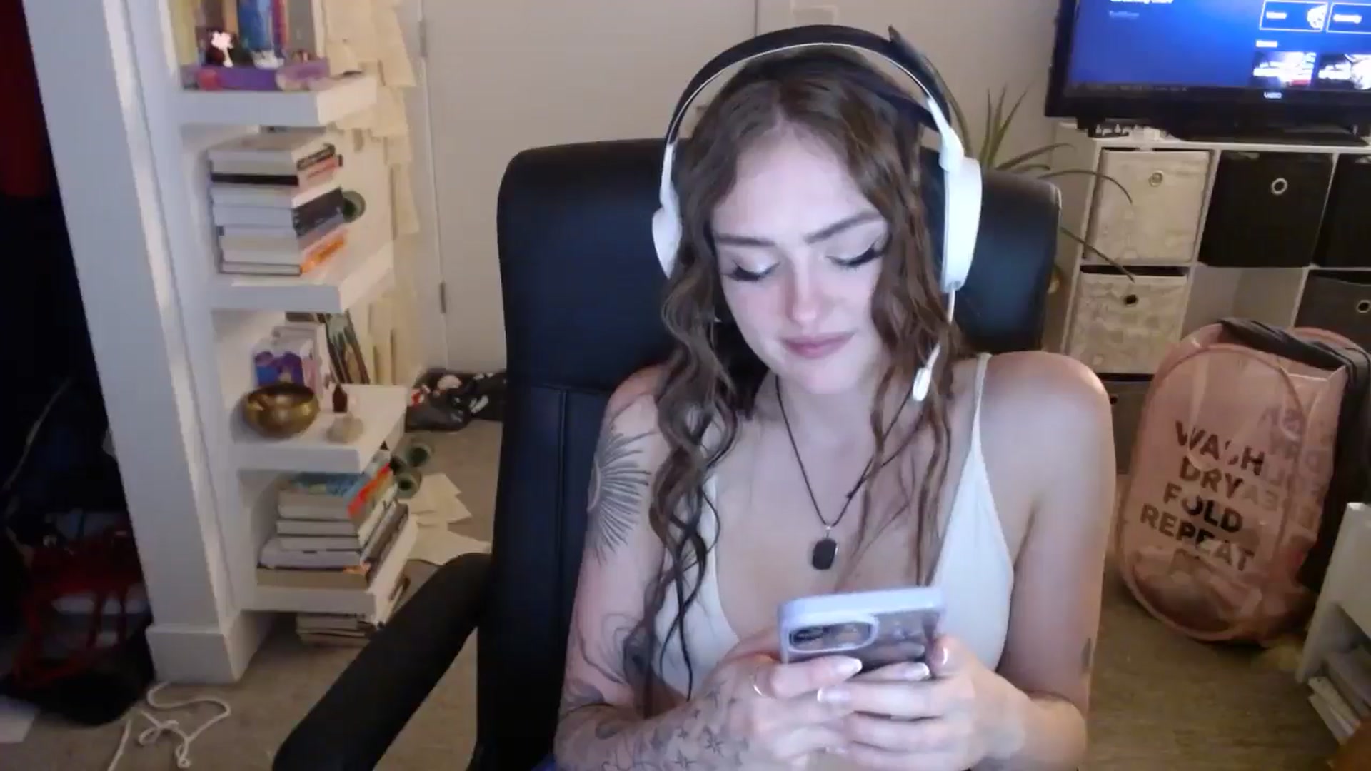 Gallery image thumbnail from loveboo4u's myfreecams stream on, 06/19/2024, 10:51 image 14 of 20