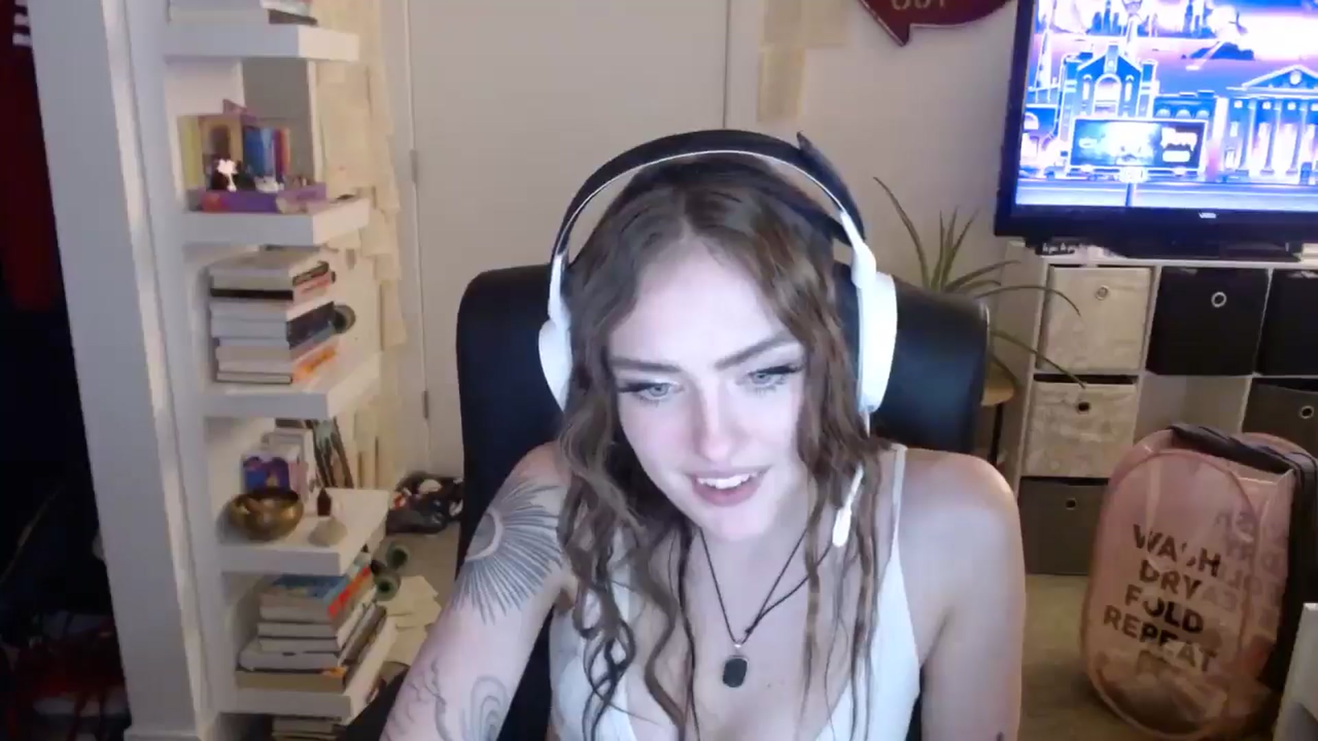 Gallery image thumbnail from loveboo4u's myfreecams stream on, 06/19/2024, 10:51 image 11 of 20