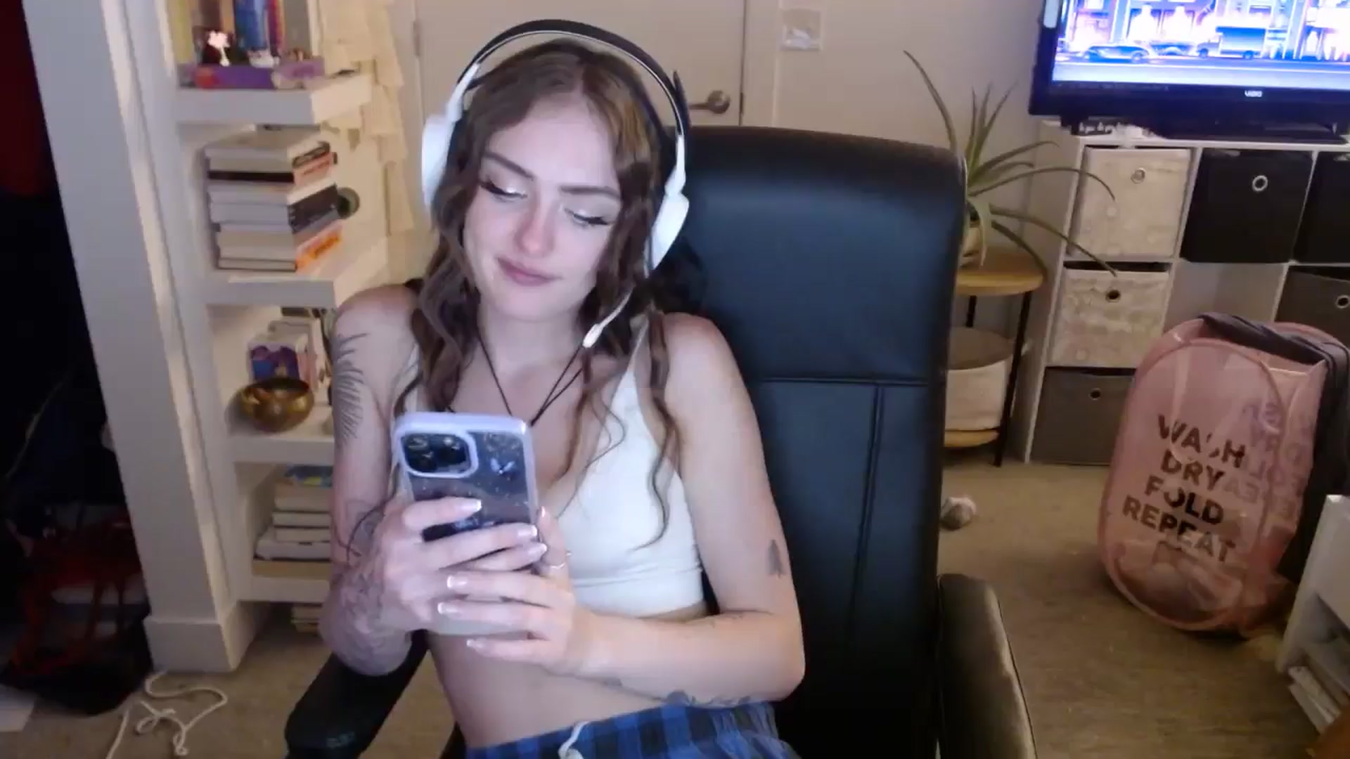 Gallery image thumbnail from loveboo4u's myfreecams stream on, 06/19/2024, 10:51 image 13 of 20
