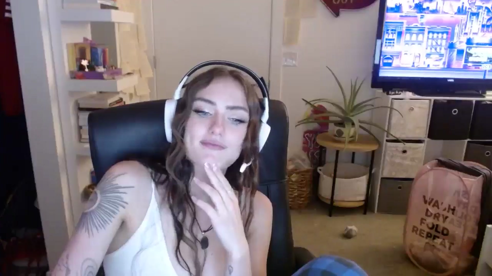 Gallery image thumbnail from loveboo4u's myfreecams stream on, 06/19/2024, 10:51 image 12 of 20