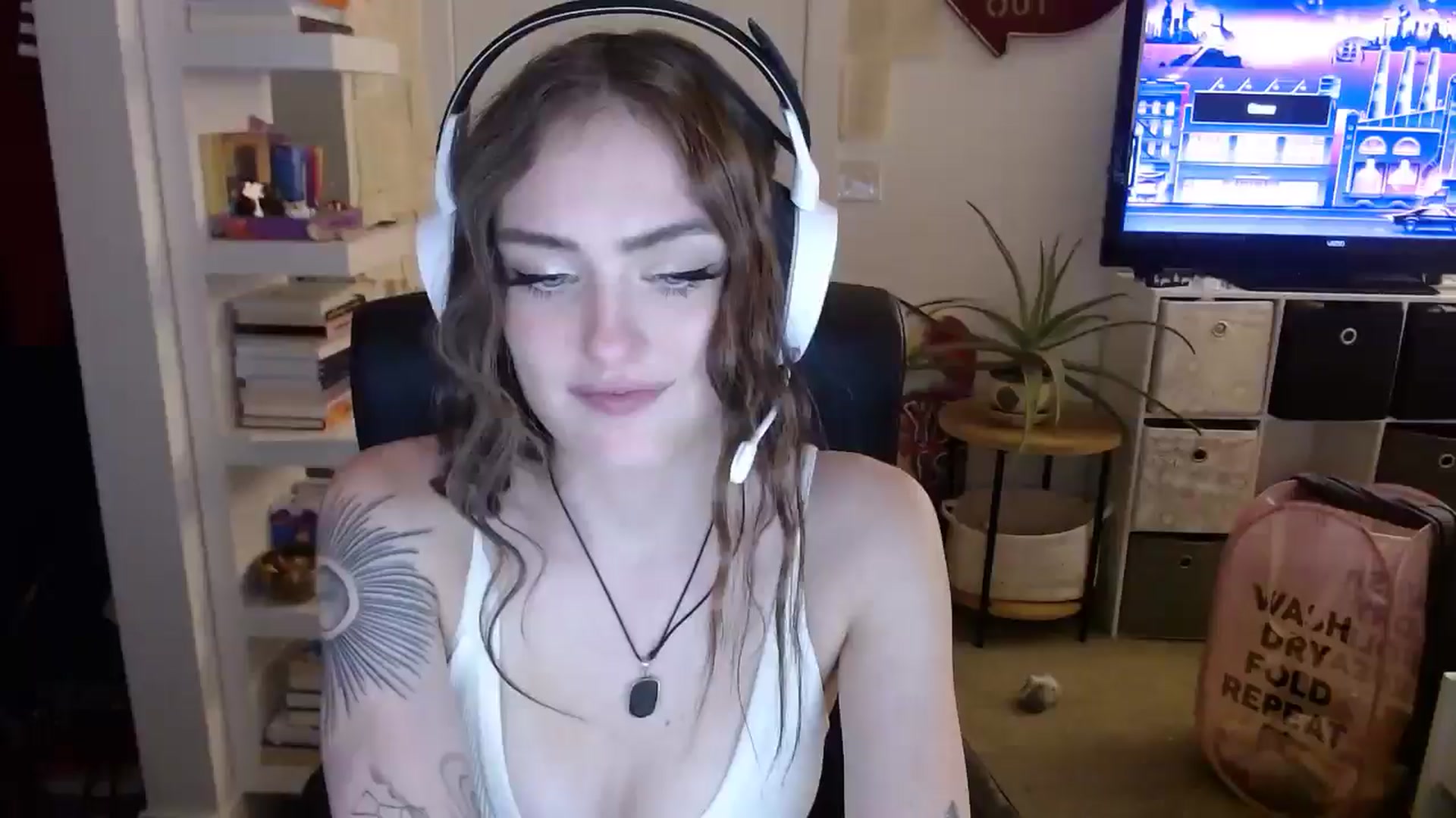 Gallery image thumbnail from loveboo4u's myfreecams stream on, 06/19/2024, 10:51 image 10 of 20