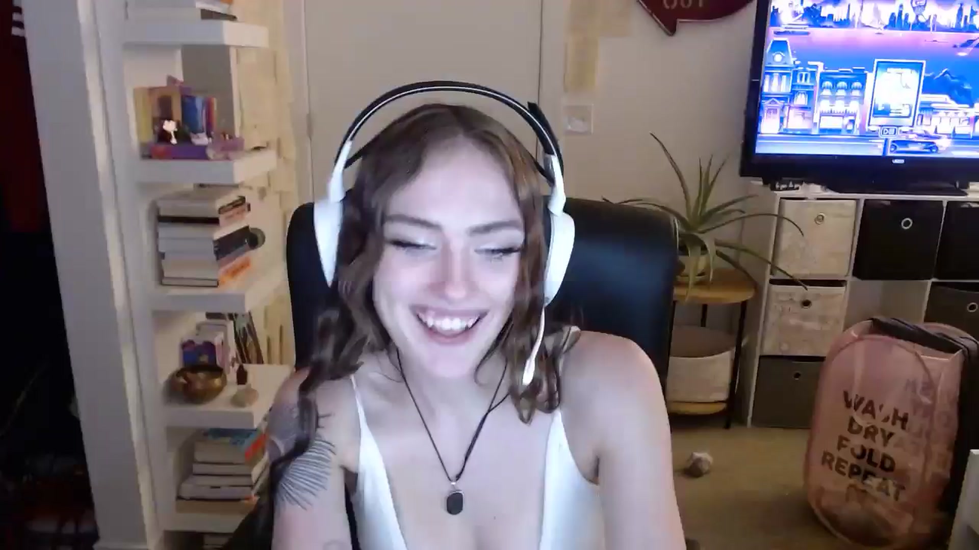 Gallery image thumbnail from loveboo4u's myfreecams stream on, 06/19/2024, 10:51 image 3 of 20