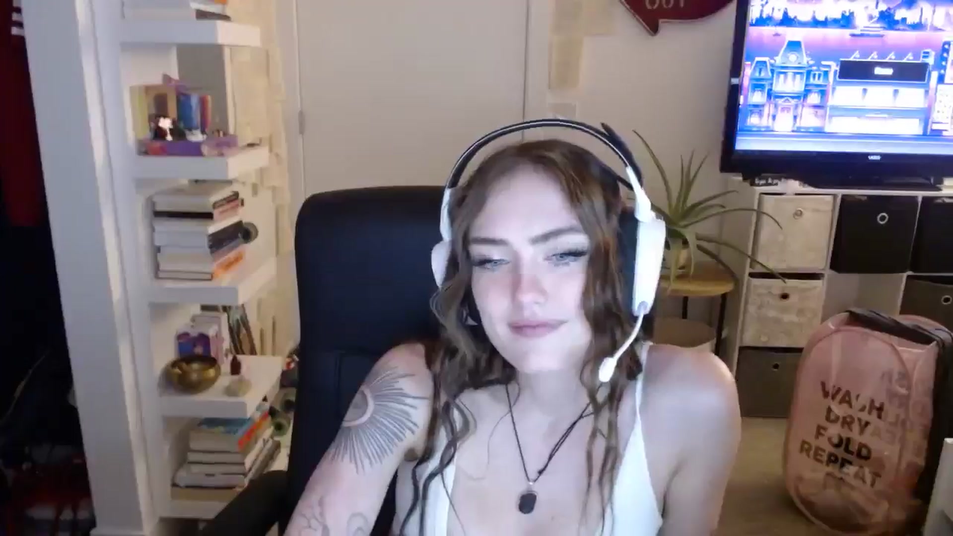 Gallery image thumbnail from loveboo4u's myfreecams stream on, 06/19/2024, 10:51 image 4 of 20