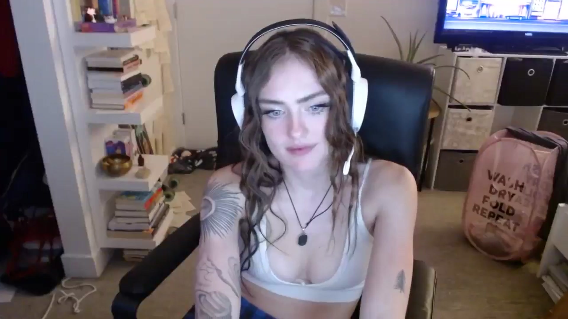 Gallery image thumbnail from loveboo4u's myfreecams stream on, 06/19/2024, 10:51 image 20 of 20