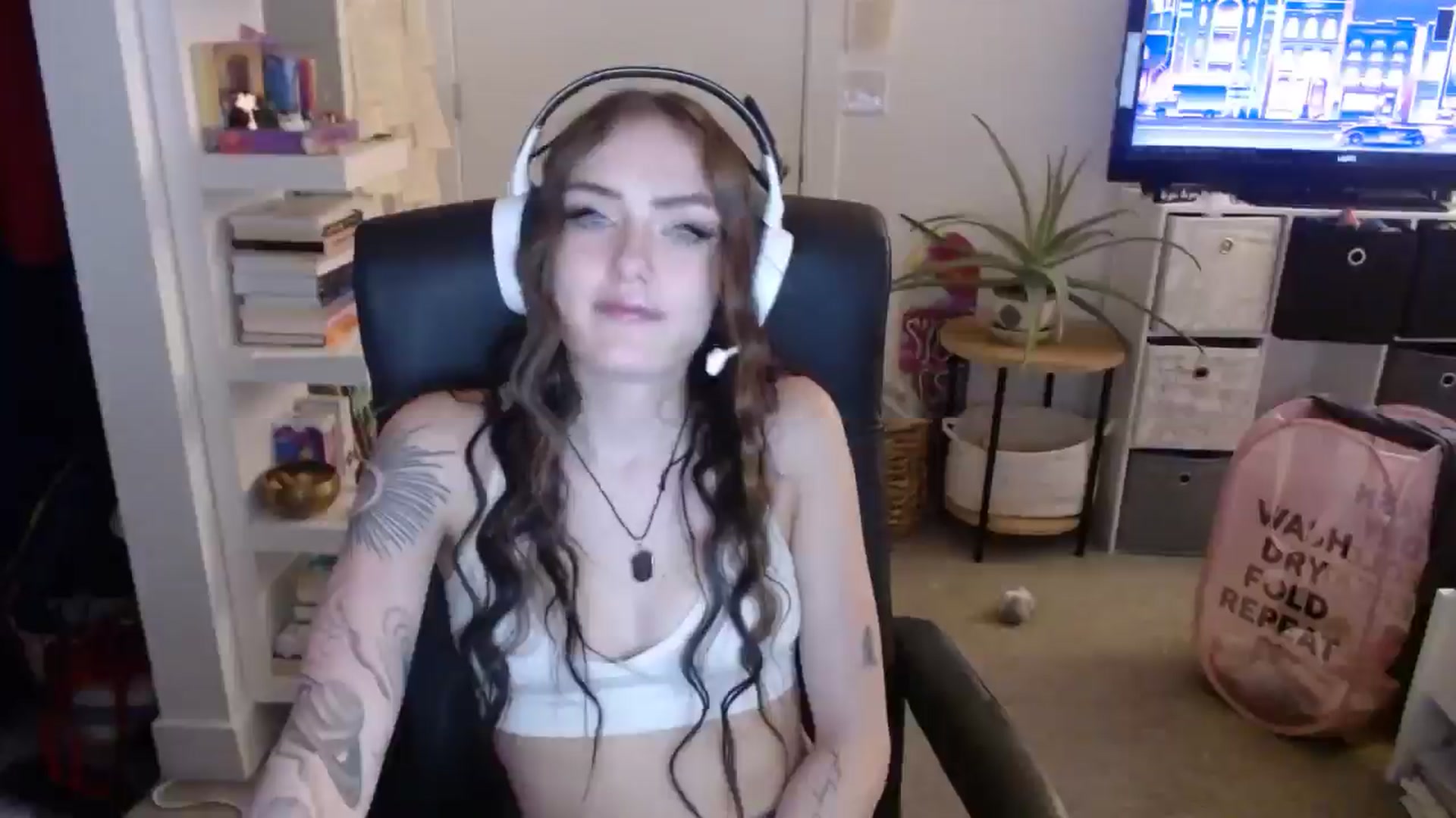 Gallery image thumbnail from loveboo4u's myfreecams stream on, 06/19/2024, 11:56 image 15 of 20