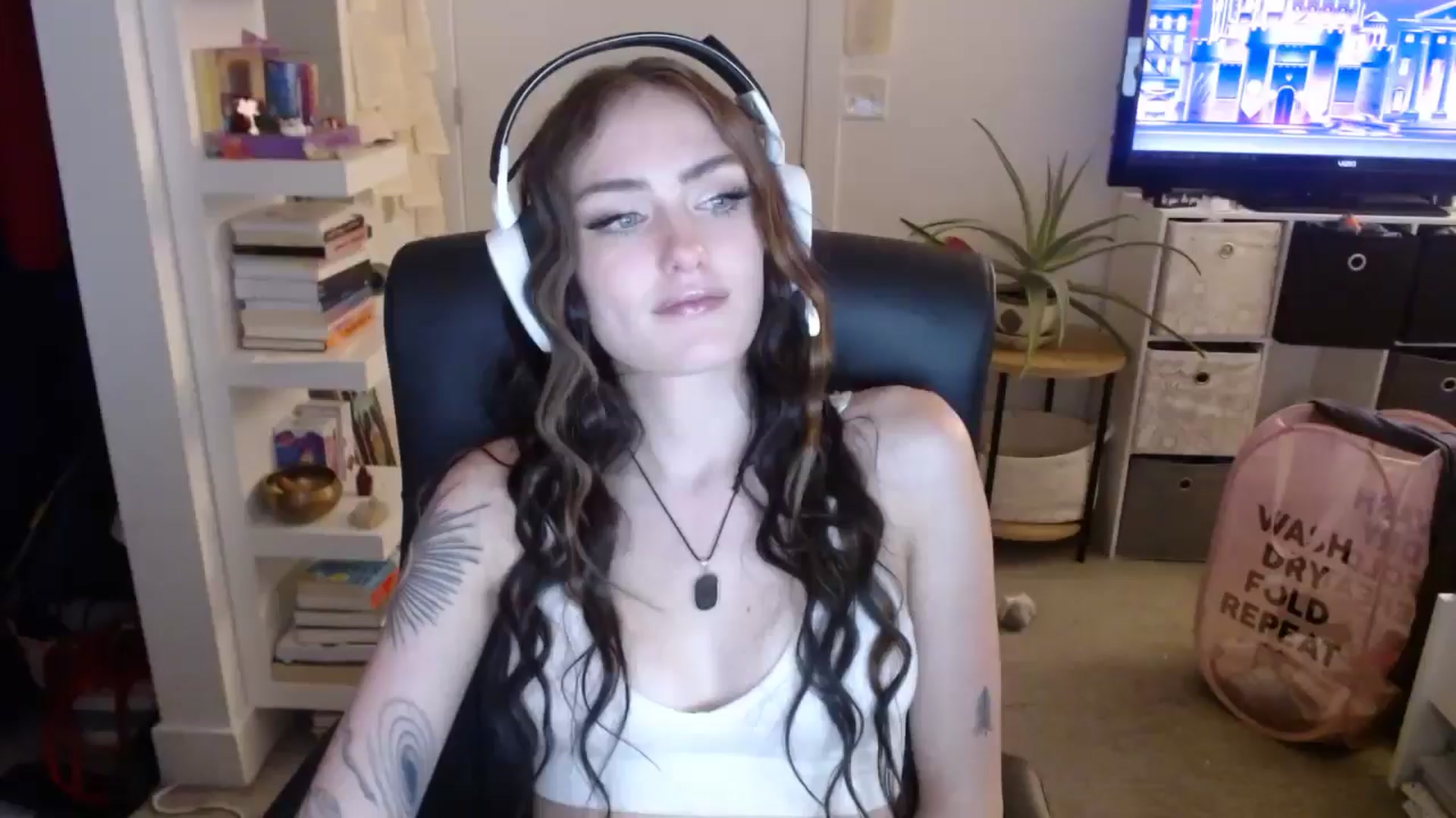 Gallery image thumbnail from loveboo4u's myfreecams stream on, 06/19/2024, 11:56 image 5 of 20