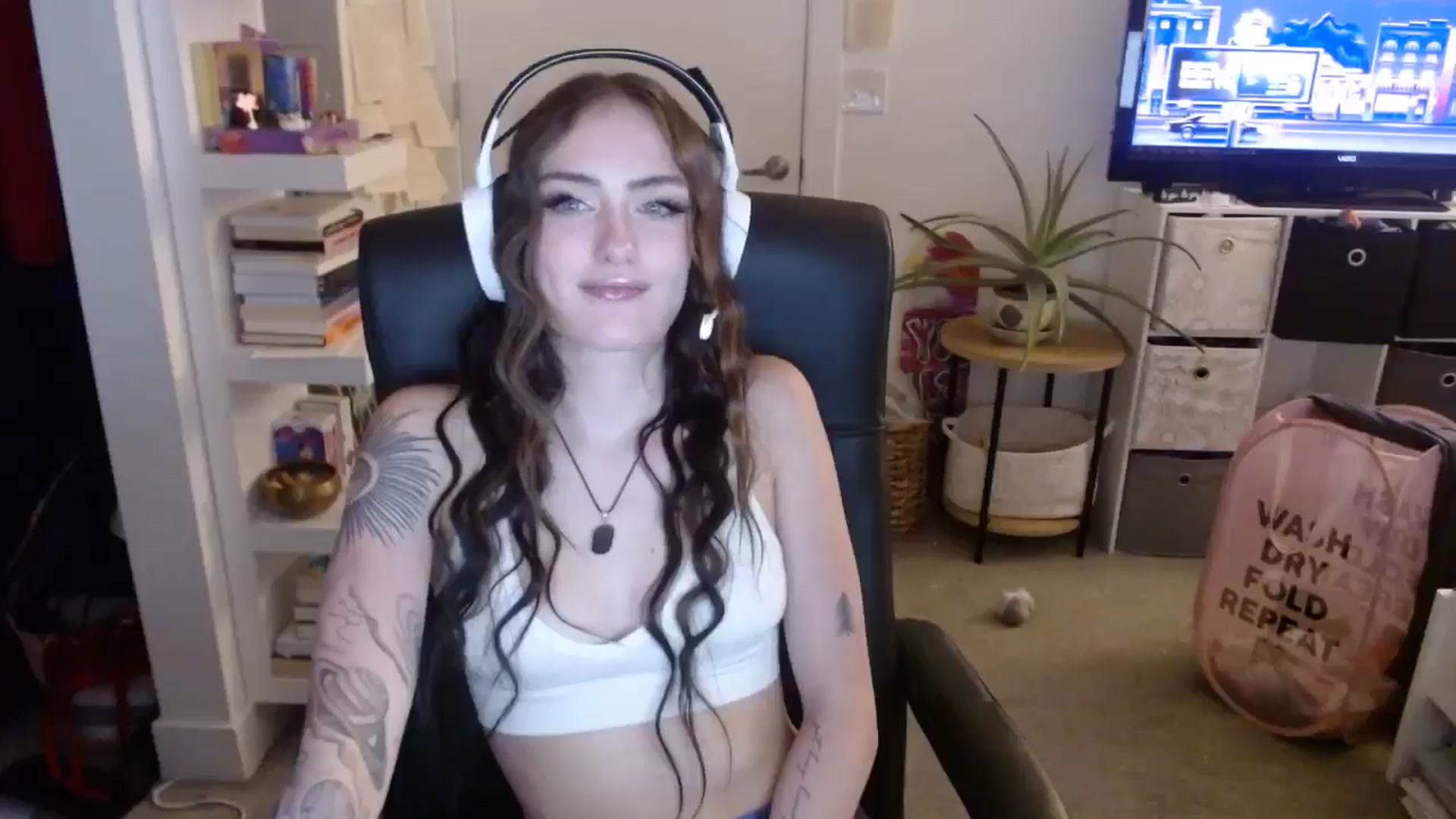 Gallery image thumbnail from loveboo4u's myfreecams stream on, 06/19/2024, 11:56 image 12 of 20