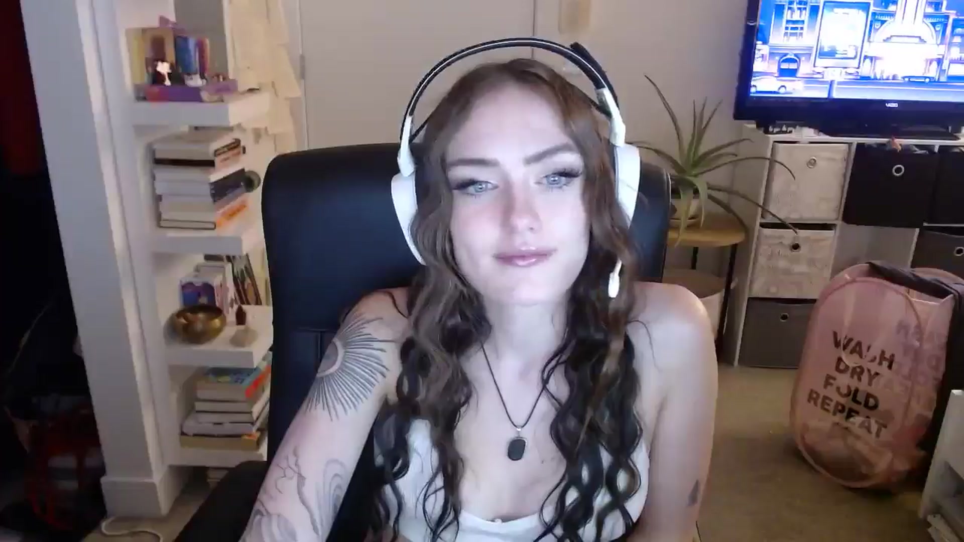 Gallery image thumbnail from loveboo4u's myfreecams stream on, 06/19/2024, 11:56 image 10 of 20