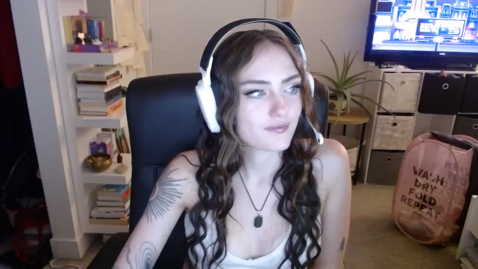 Gallery image thumbnail from loveboo4u's myfreecams stream on, 06/19/2024, 11:56 image 4 of 20
