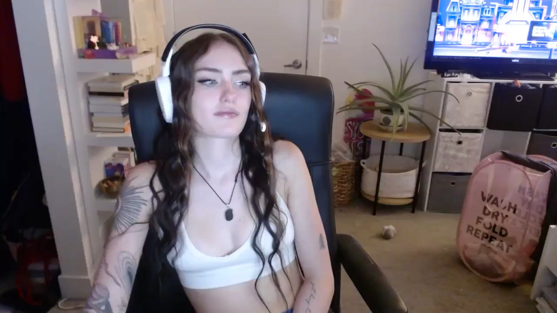 Gallery image thumbnail from loveboo4u's myfreecams stream on, 06/19/2024, 11:56 image 17 of 20