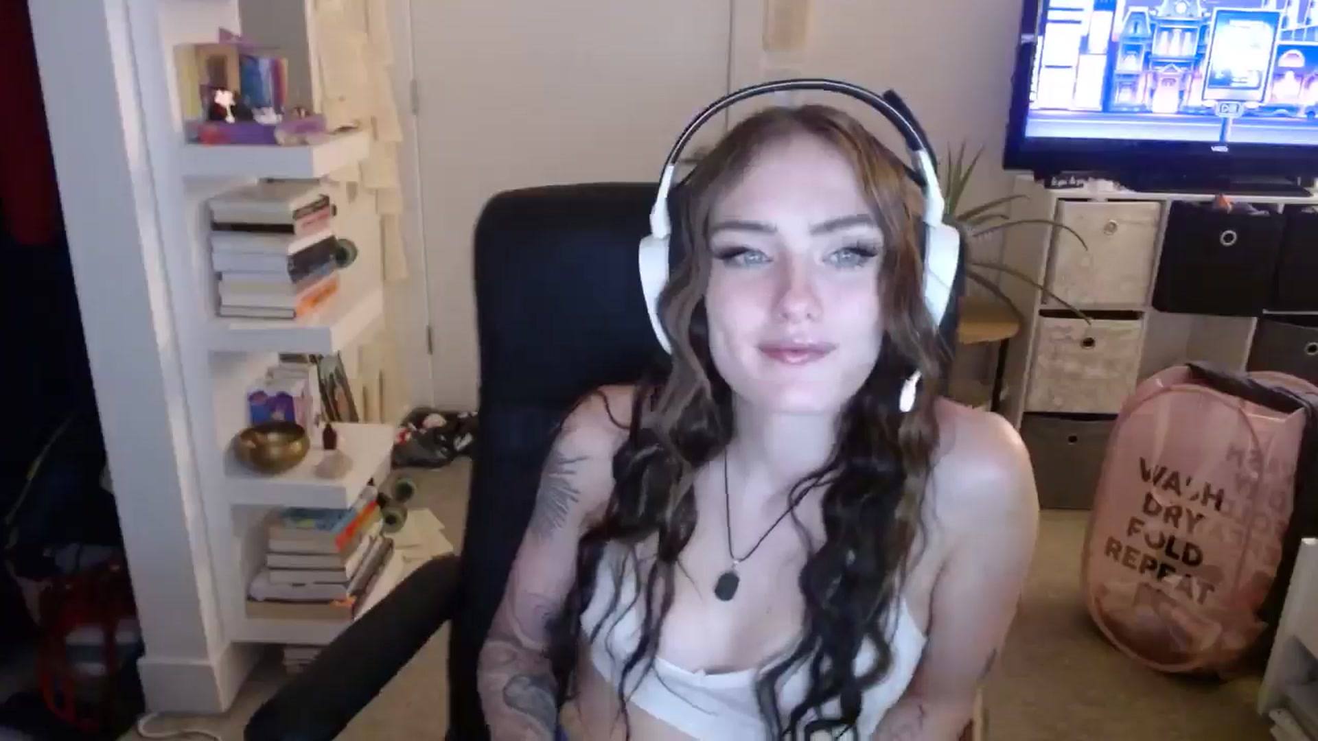 Gallery image thumbnail from loveboo4u's myfreecams stream on, 06/19/2024, 11:56 image 2 of 20