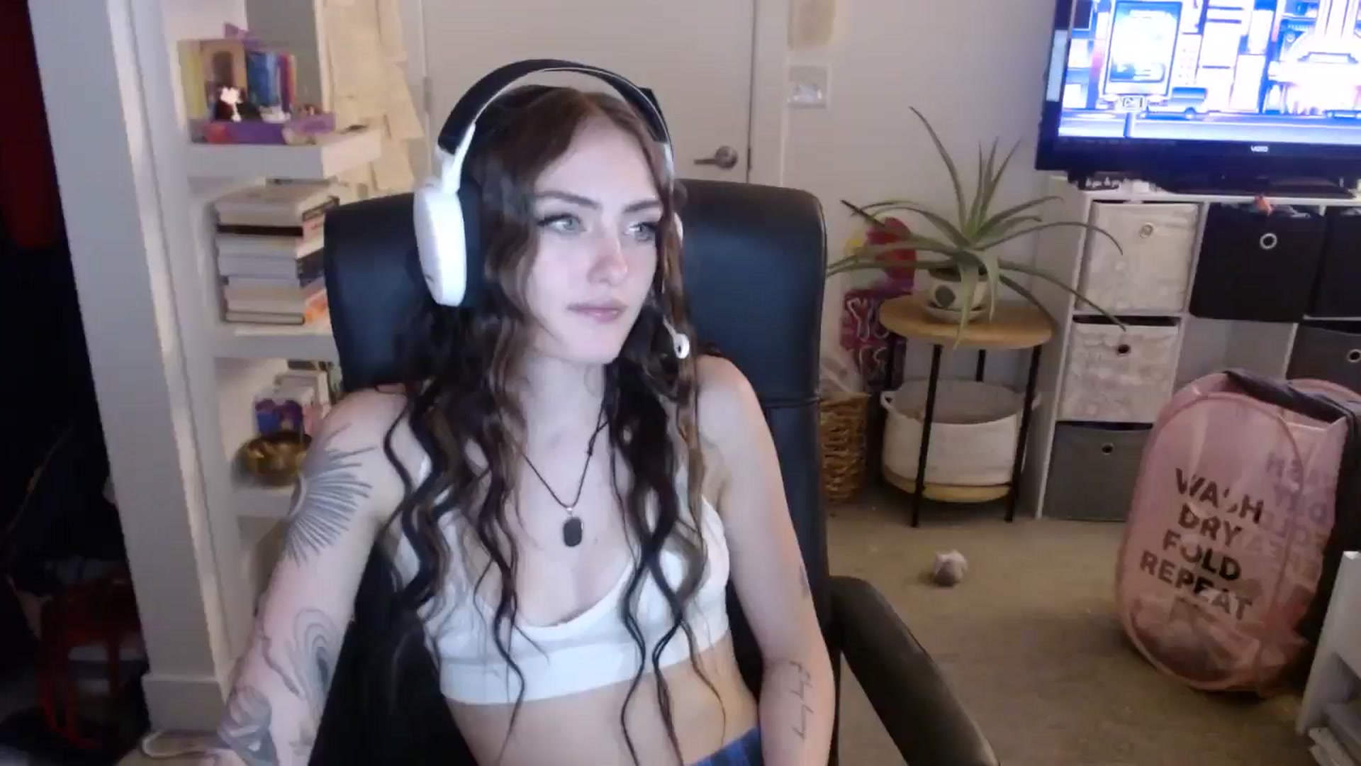 Gallery image thumbnail from loveboo4u's myfreecams stream on, 06/19/2024, 11:56 image 14 of 20