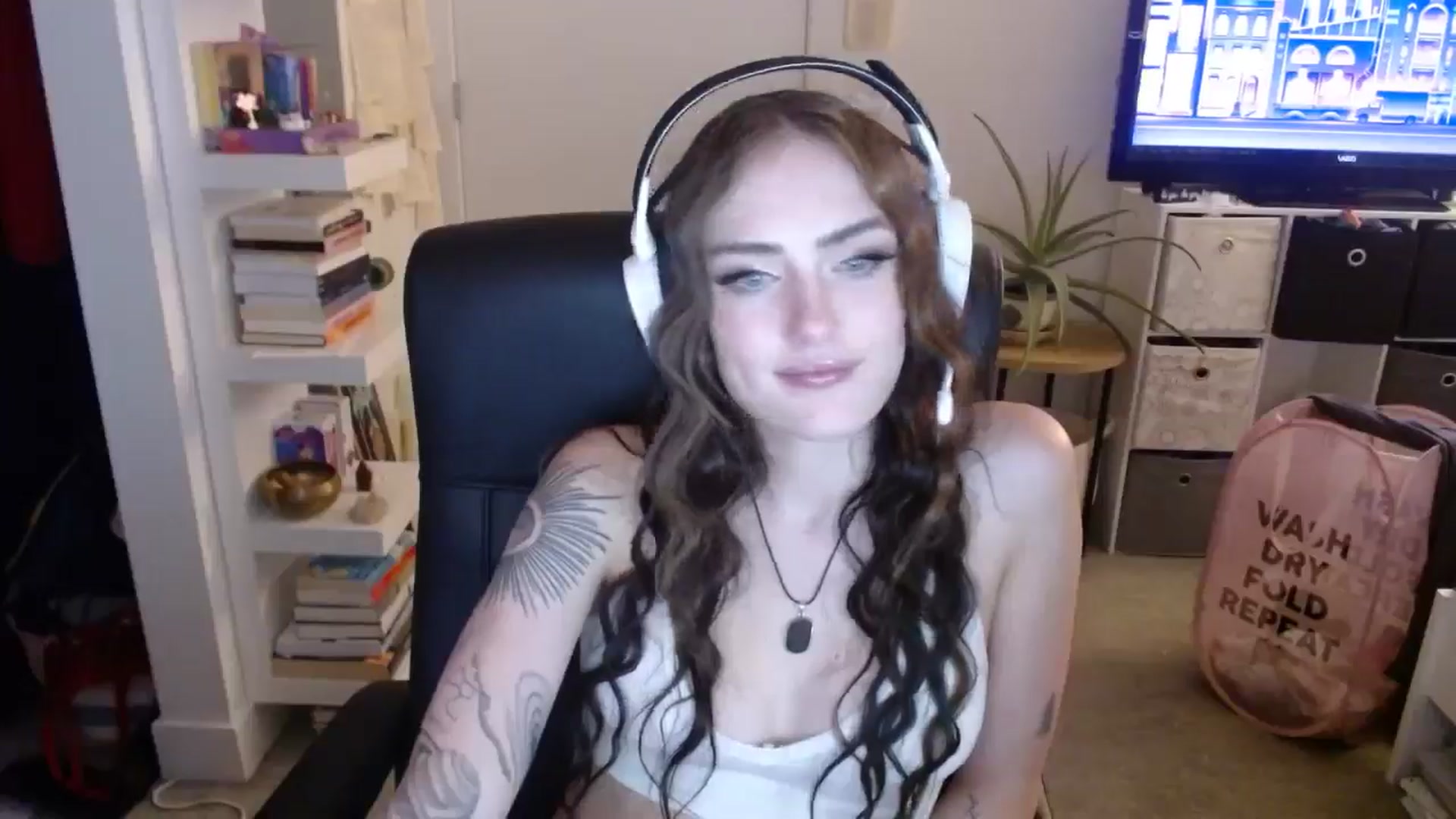 Gallery image thumbnail from loveboo4u's myfreecams stream on, 06/19/2024, 11:56 image 11 of 20