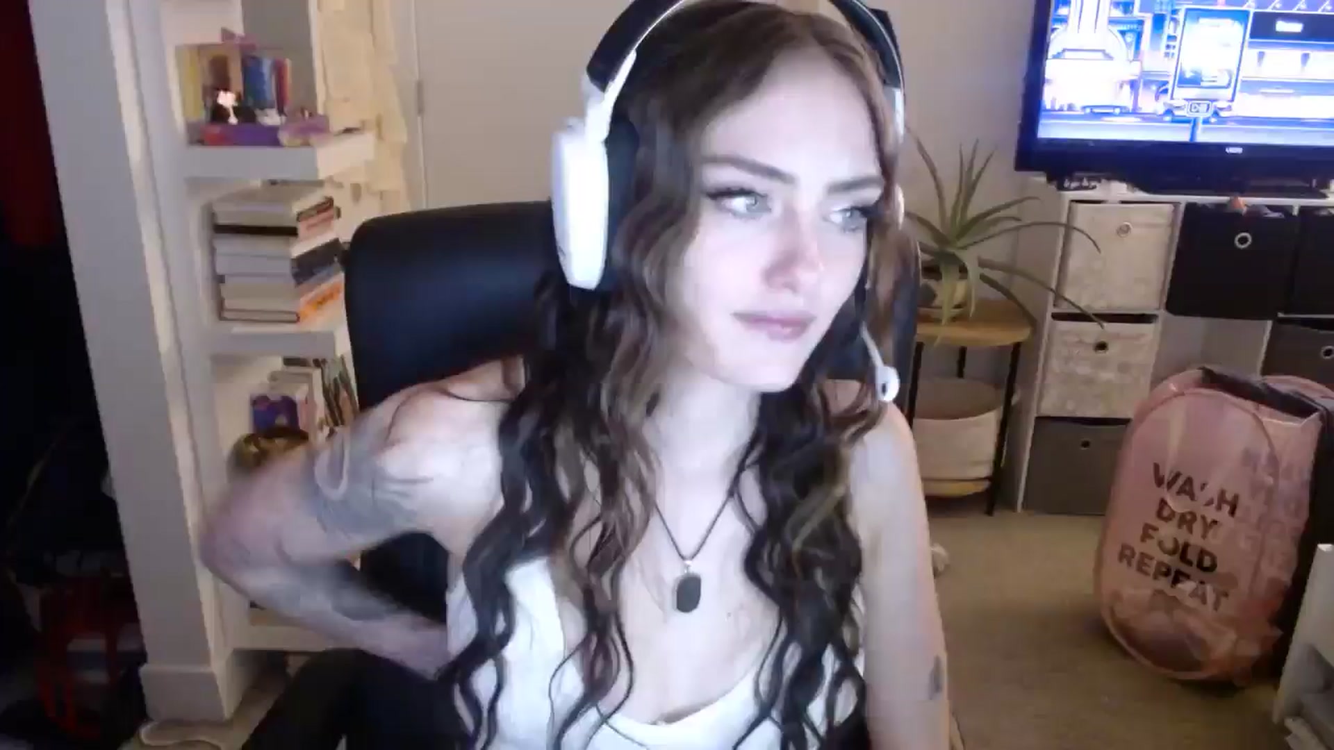 Gallery image thumbnail from loveboo4u's myfreecams stream on, 06/19/2024, 11:56 image 6 of 20
