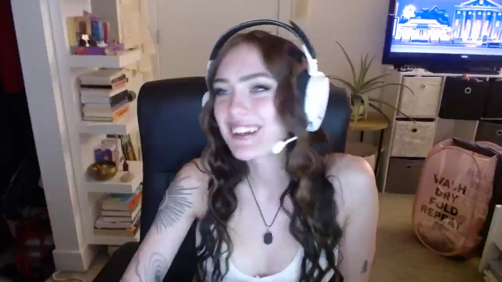 Gallery image thumbnail from loveboo4u's myfreecams stream on, 06/19/2024, 11:56 image 3 of 20