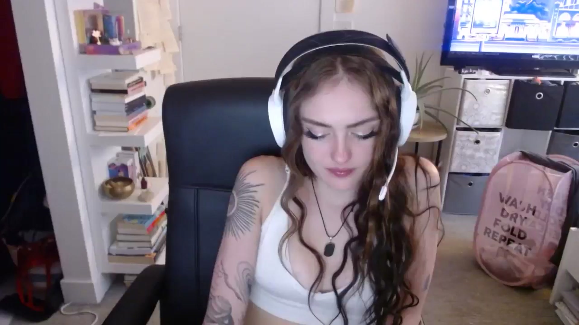 Gallery image thumbnail from loveboo4u's myfreecams stream on, 06/19/2024, 12:22 image 17 of 20