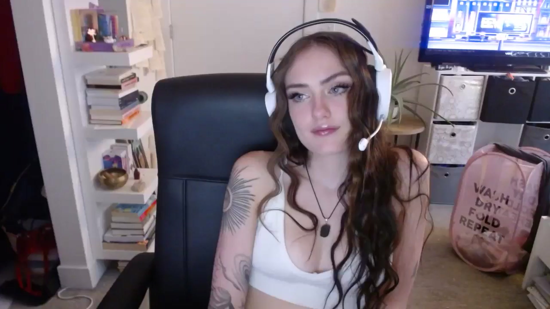 Gallery image thumbnail from loveboo4u's myfreecams stream on, 06/19/2024, 12:22 image 12 of 20
