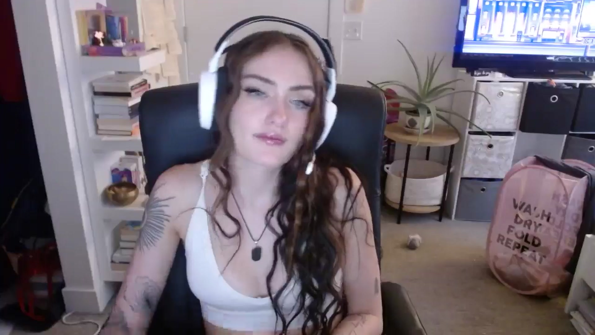 Gallery image thumbnail from loveboo4u's myfreecams stream on, 06/19/2024, 12:22 image 7 of 20