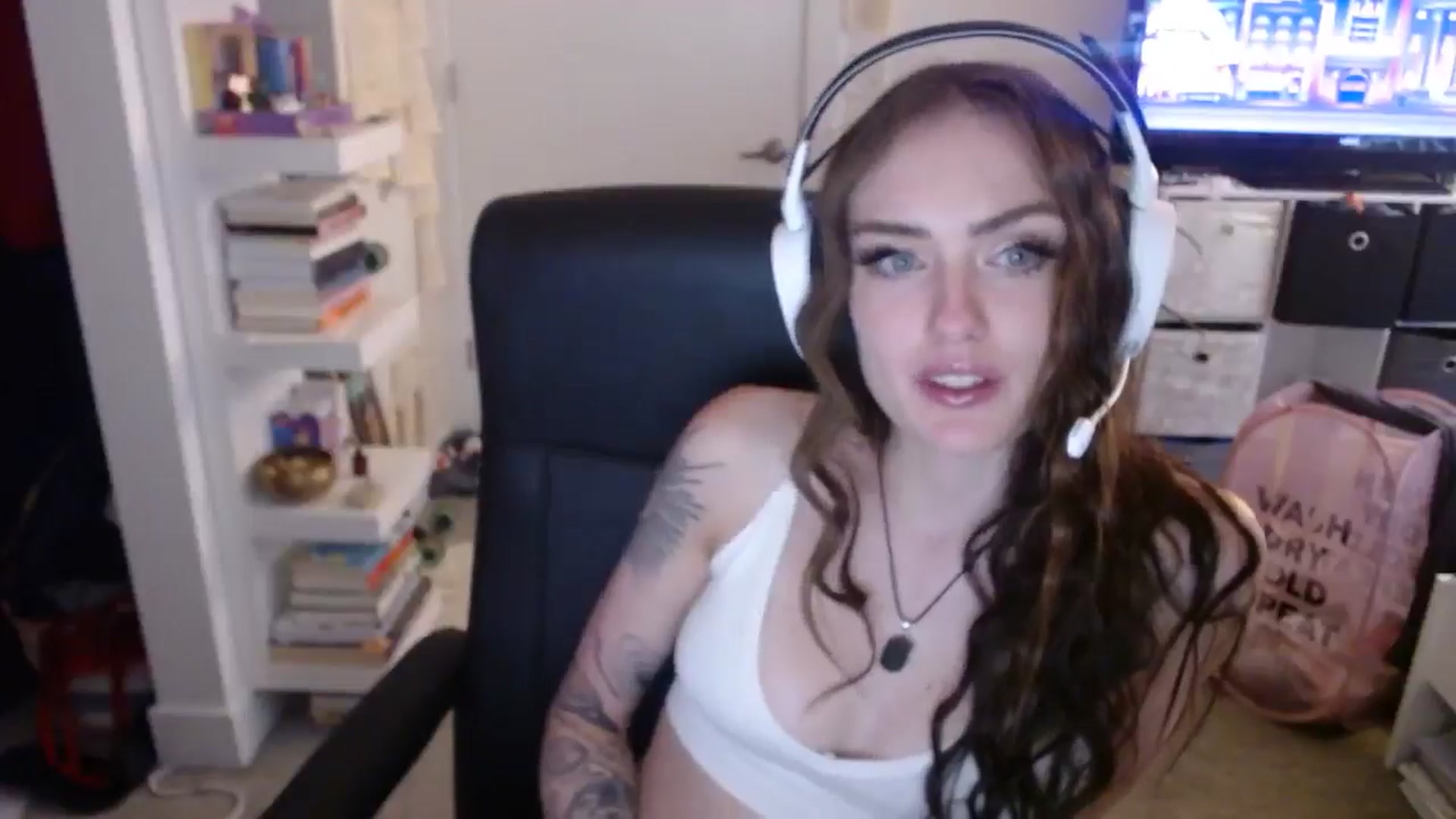 Gallery image thumbnail from loveboo4u's myfreecams stream on, 06/19/2024, 12:22 image 2 of 20