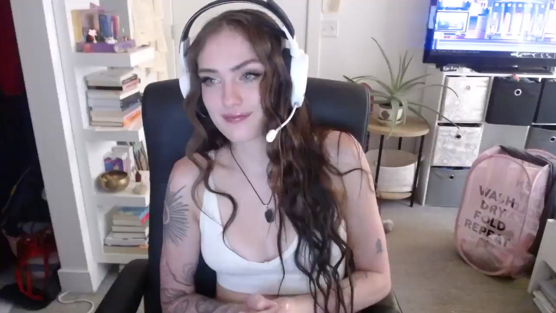 Gallery image thumbnail from loveboo4u's myfreecams stream on, 06/19/2024, 12:22 image 20 of 20