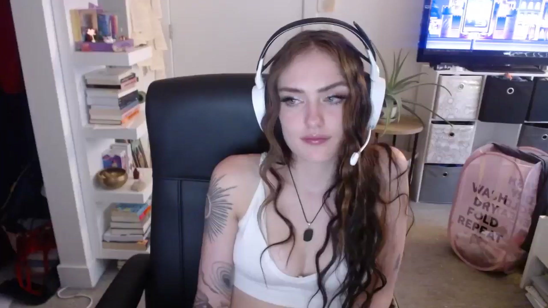 Gallery image thumbnail from loveboo4u's myfreecams stream on, 06/19/2024, 12:22 image 15 of 20