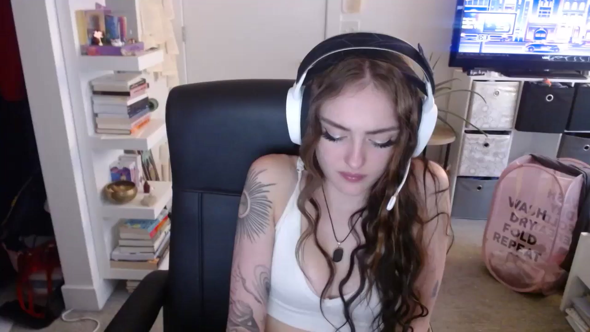Gallery image thumbnail from loveboo4u's myfreecams stream on, 06/19/2024, 12:22 image 18 of 20