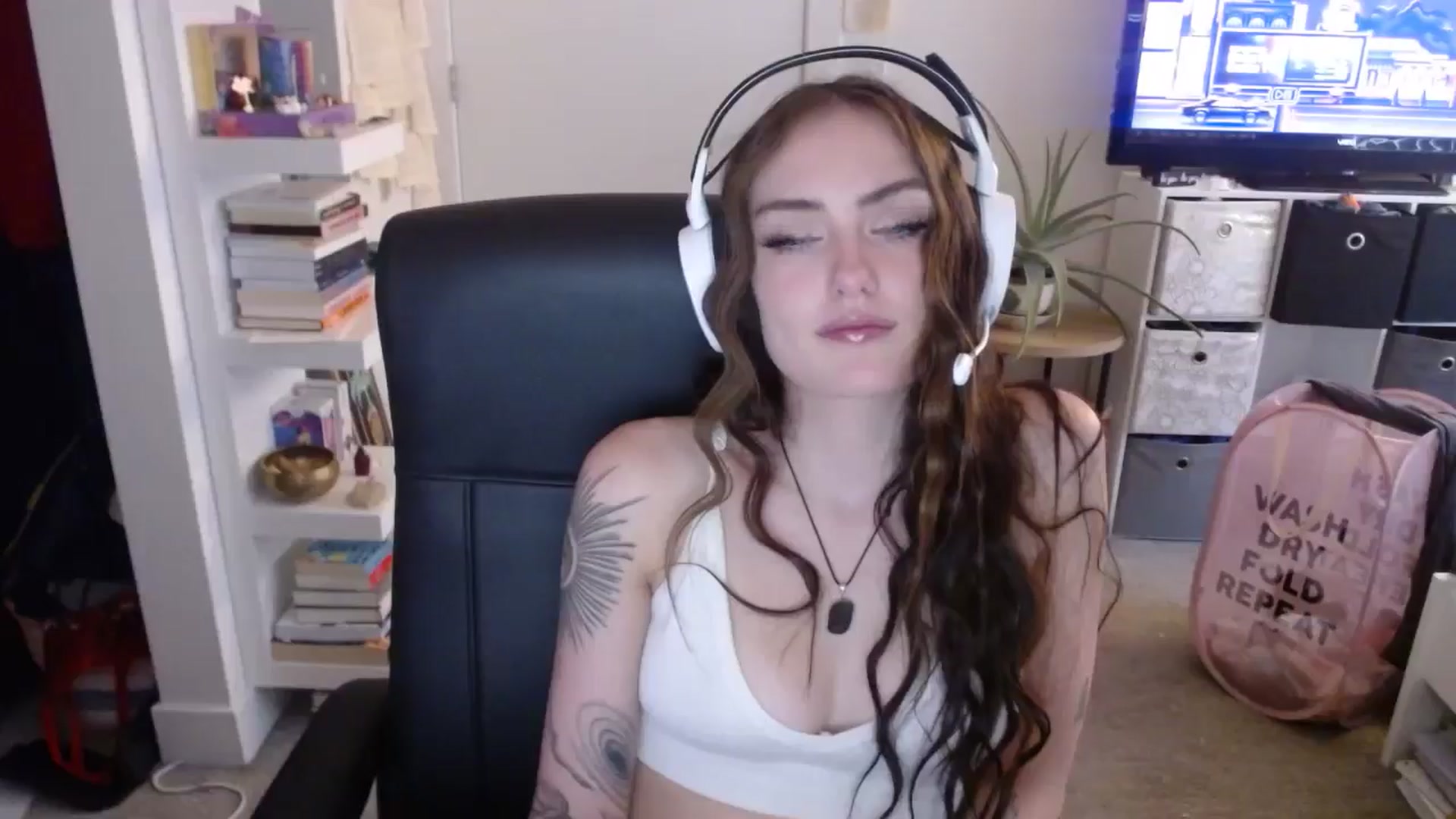 Gallery image thumbnail from loveboo4u's myfreecams stream on, 06/19/2024, 12:22 image 14 of 20
