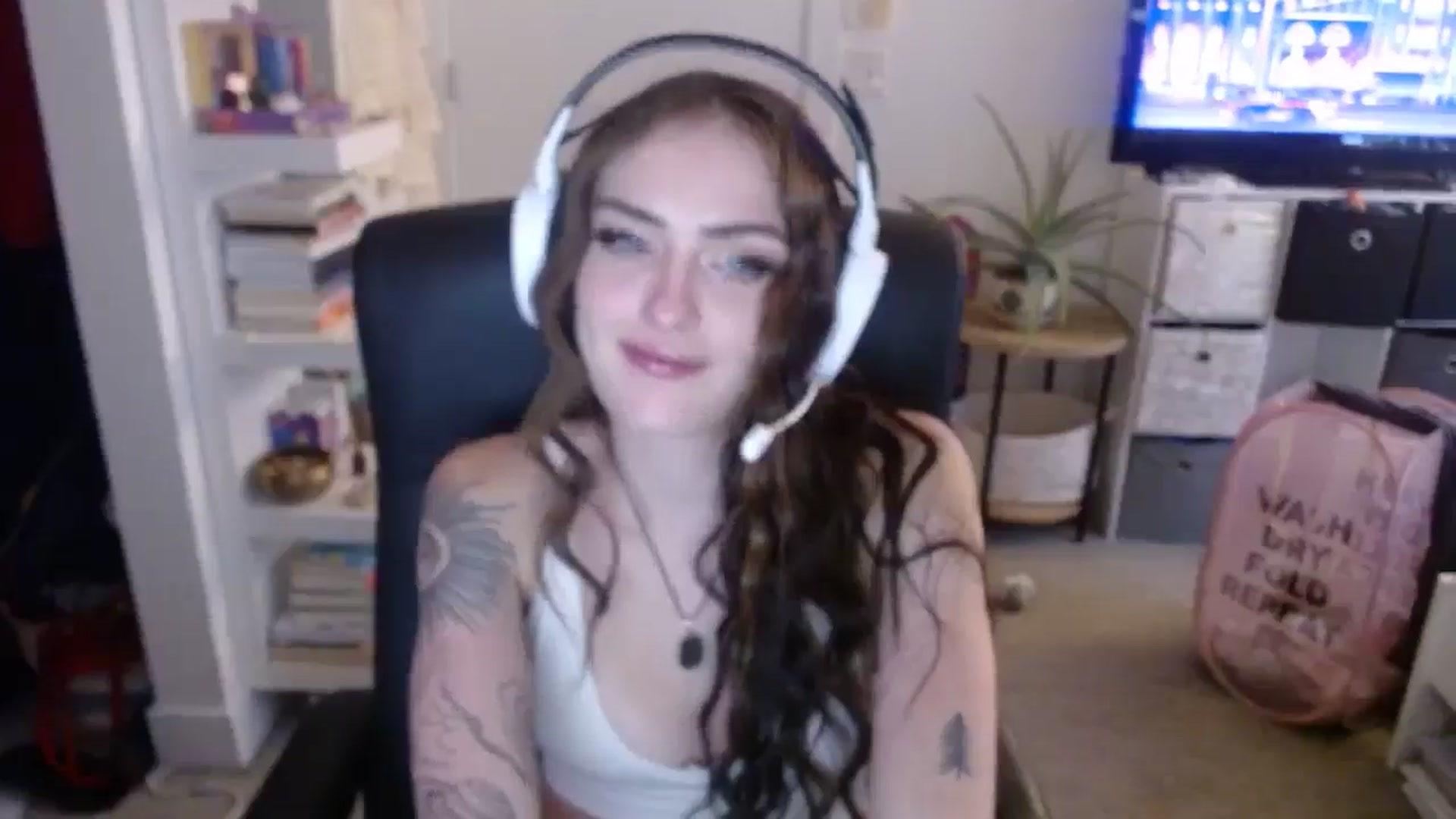 Gallery image thumbnail from loveboo4u's myfreecams stream on, 06/19/2024, 12:22 image 3 of 20