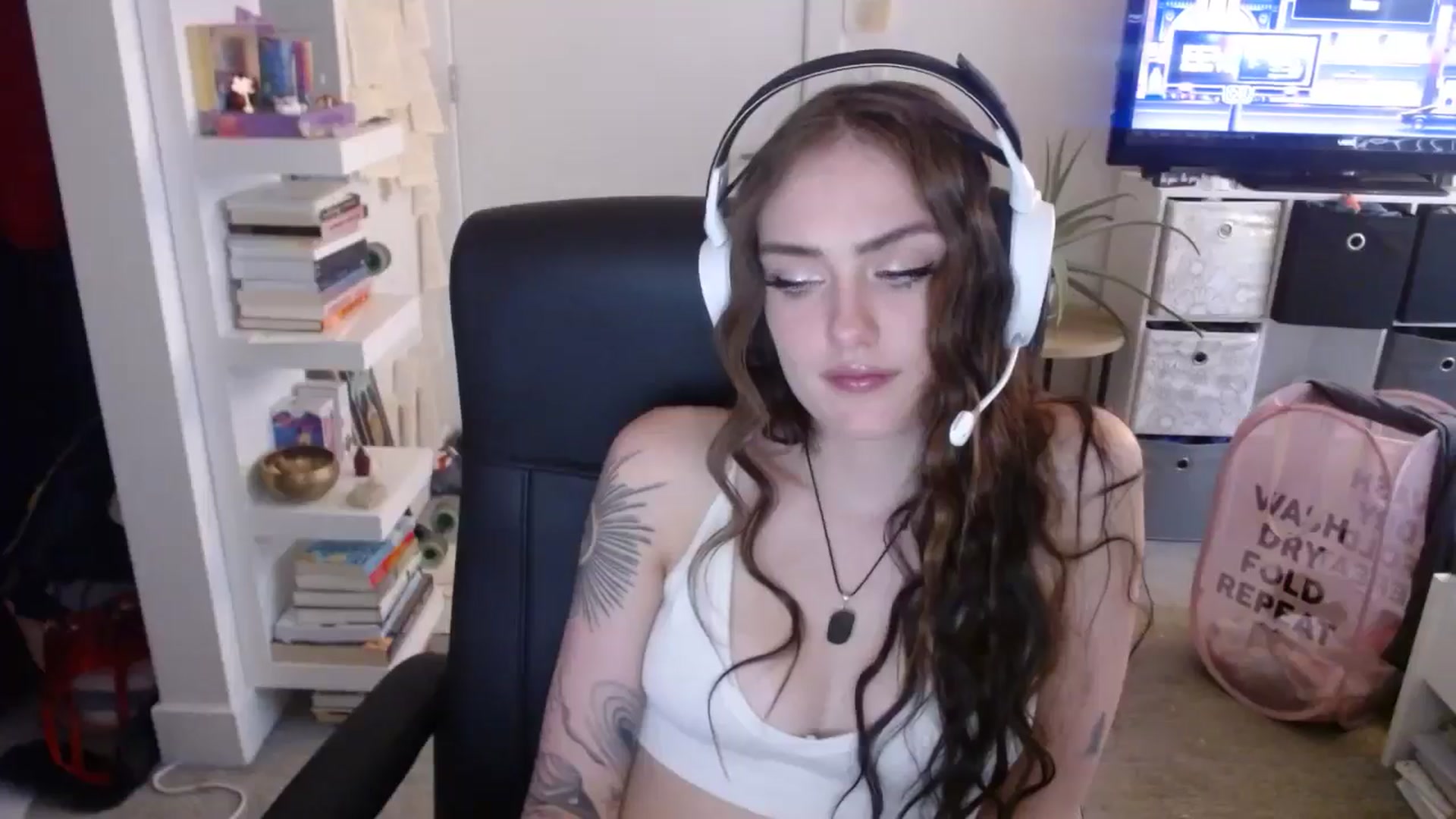 Gallery image thumbnail from loveboo4u's myfreecams stream on, 06/19/2024, 12:22 image 16 of 20