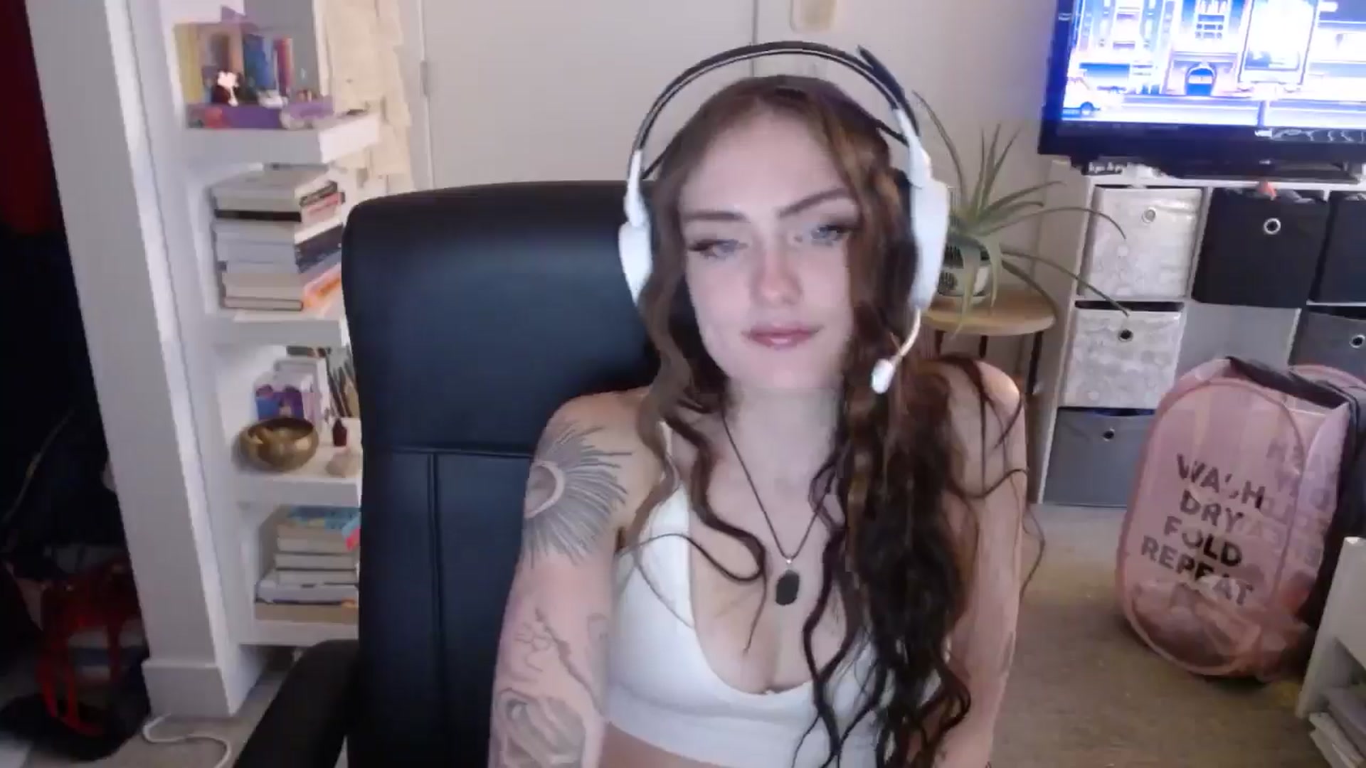 Gallery image thumbnail from loveboo4u's myfreecams stream on, 06/19/2024, 12:22 image 11 of 20