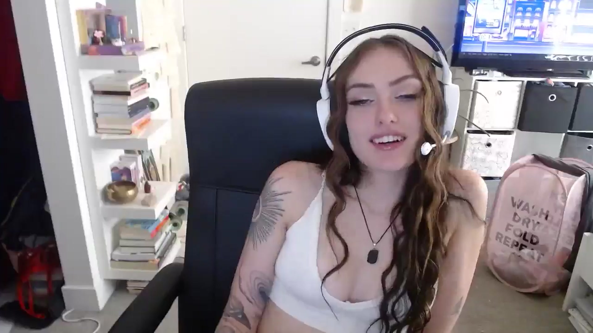 Gallery image thumbnail from loveboo4u's myfreecams stream on, 06/19/2024, 13:15 image 3 of 20