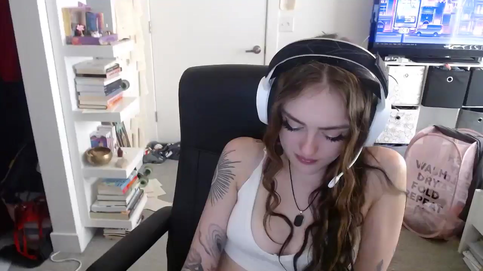 Gallery image thumbnail from loveboo4u's myfreecams stream on, 06/19/2024, 13:15 image 4 of 20
