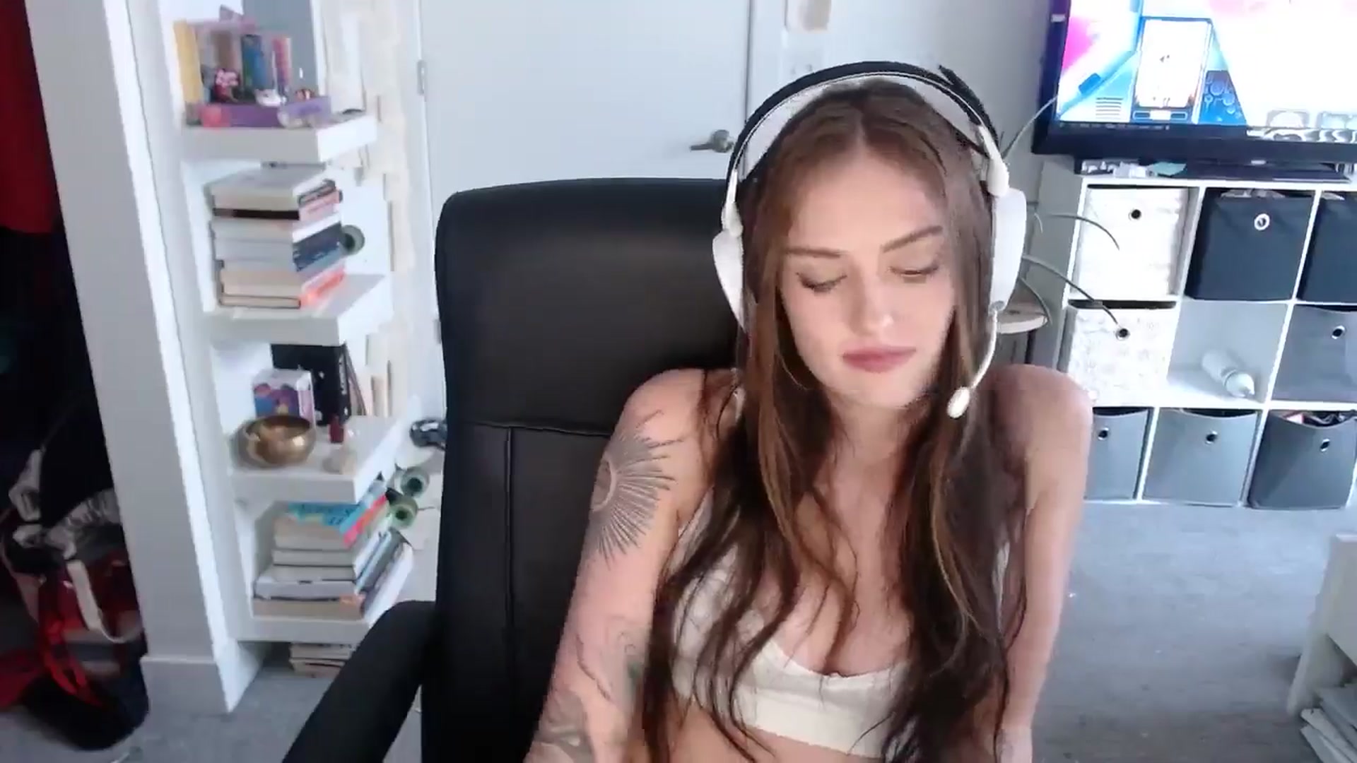 Gallery image thumbnail from loveboo4u's myfreecams stream on, 07/26/2024, 23:54 image 7 of 20