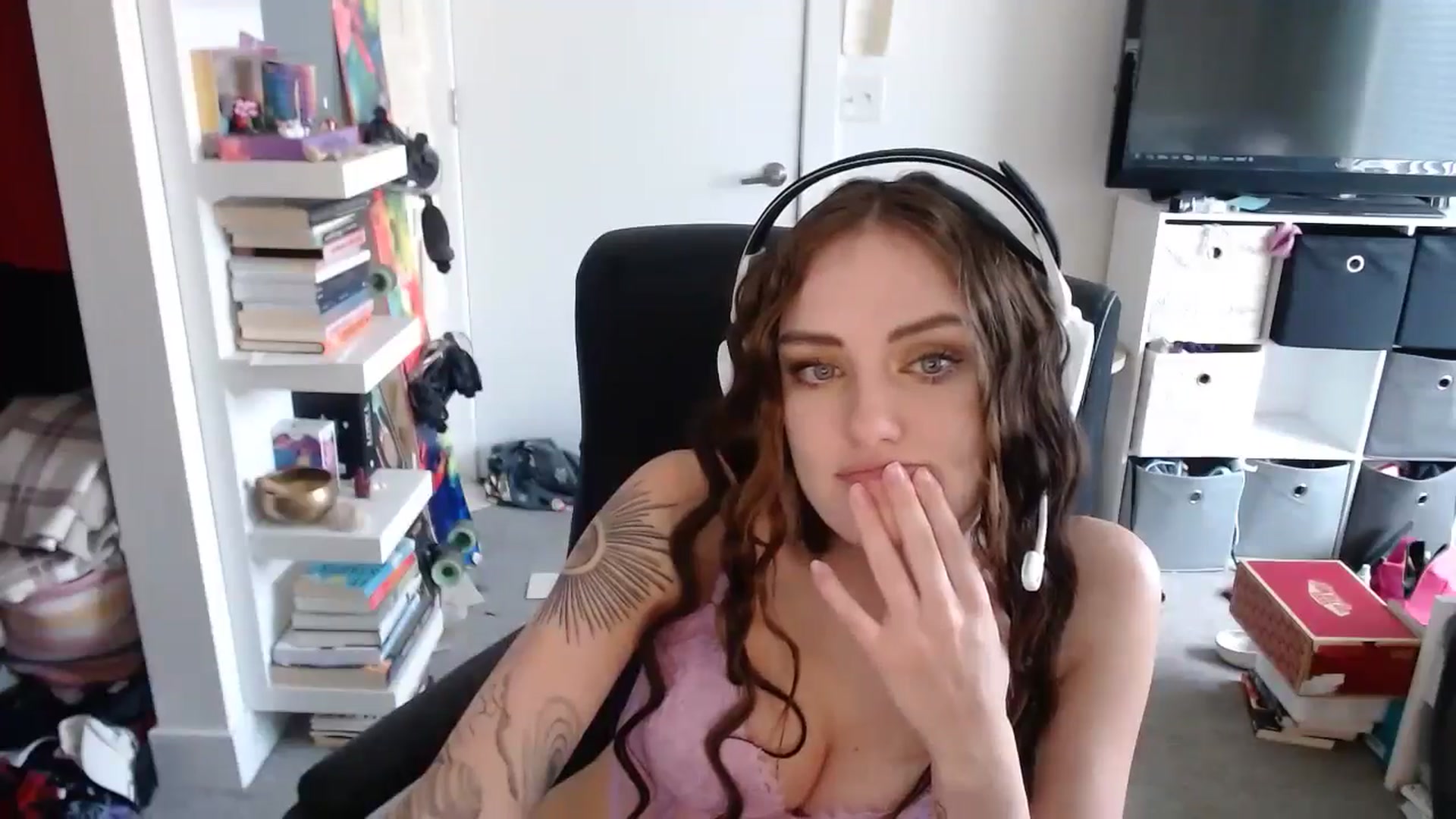 Gallery image thumbnail from loveboo4u's myfreecams stream on, 08/05/2024, 21:28 image 15 of 20