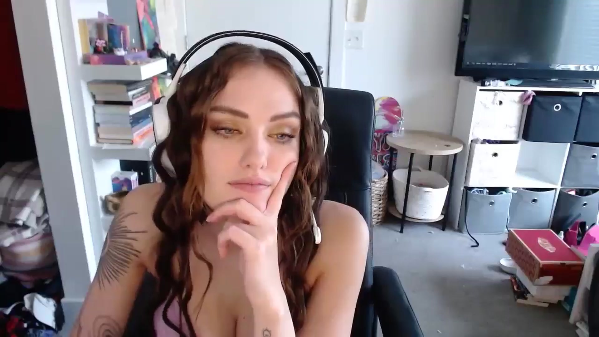 Gallery image thumbnail from loveboo4u's myfreecams stream on, 08/05/2024, 21:28 image 5 of 20