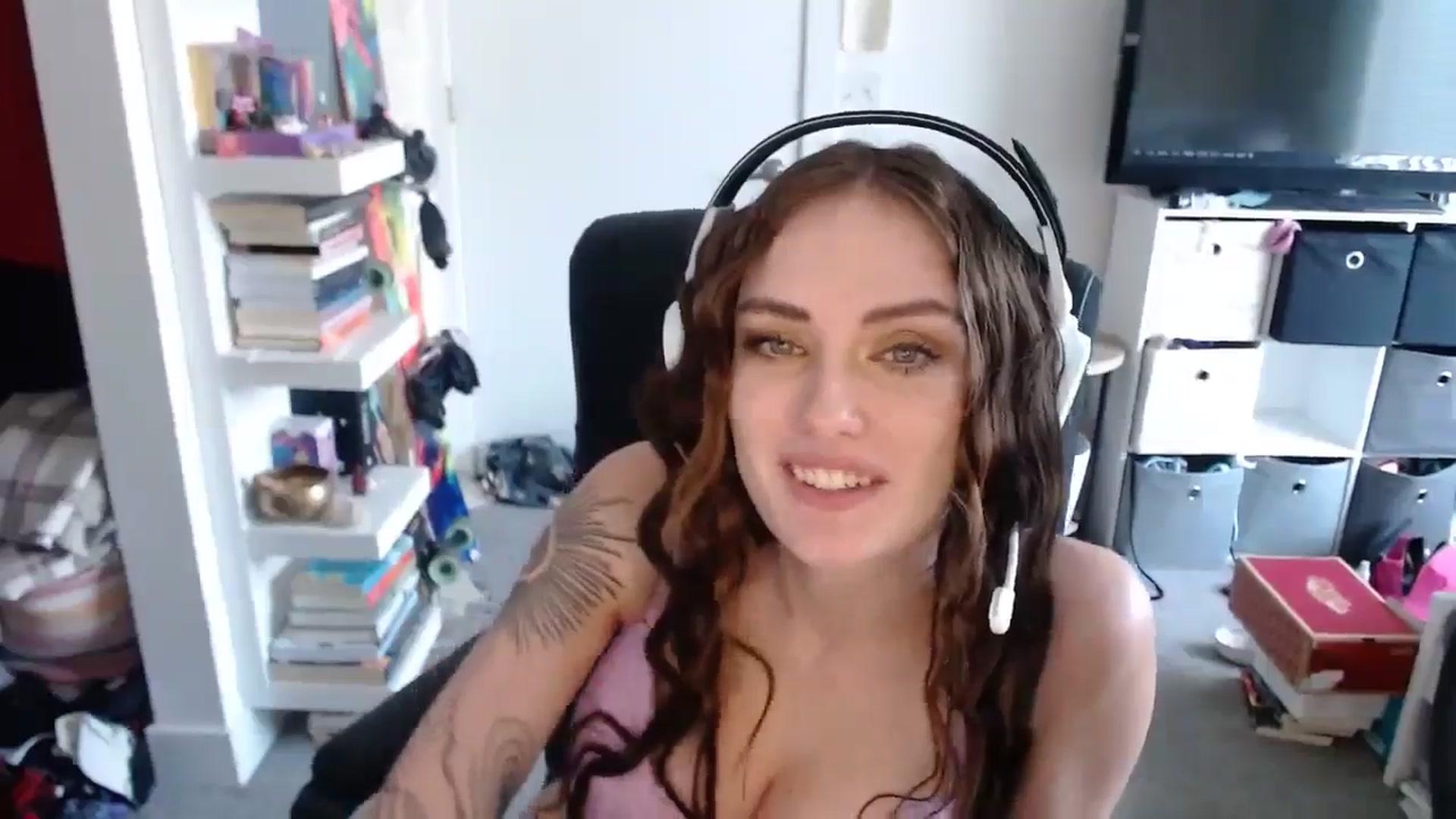 Gallery image thumbnail from loveboo4u's myfreecams stream on, 08/05/2024, 21:28 image 4 of 20